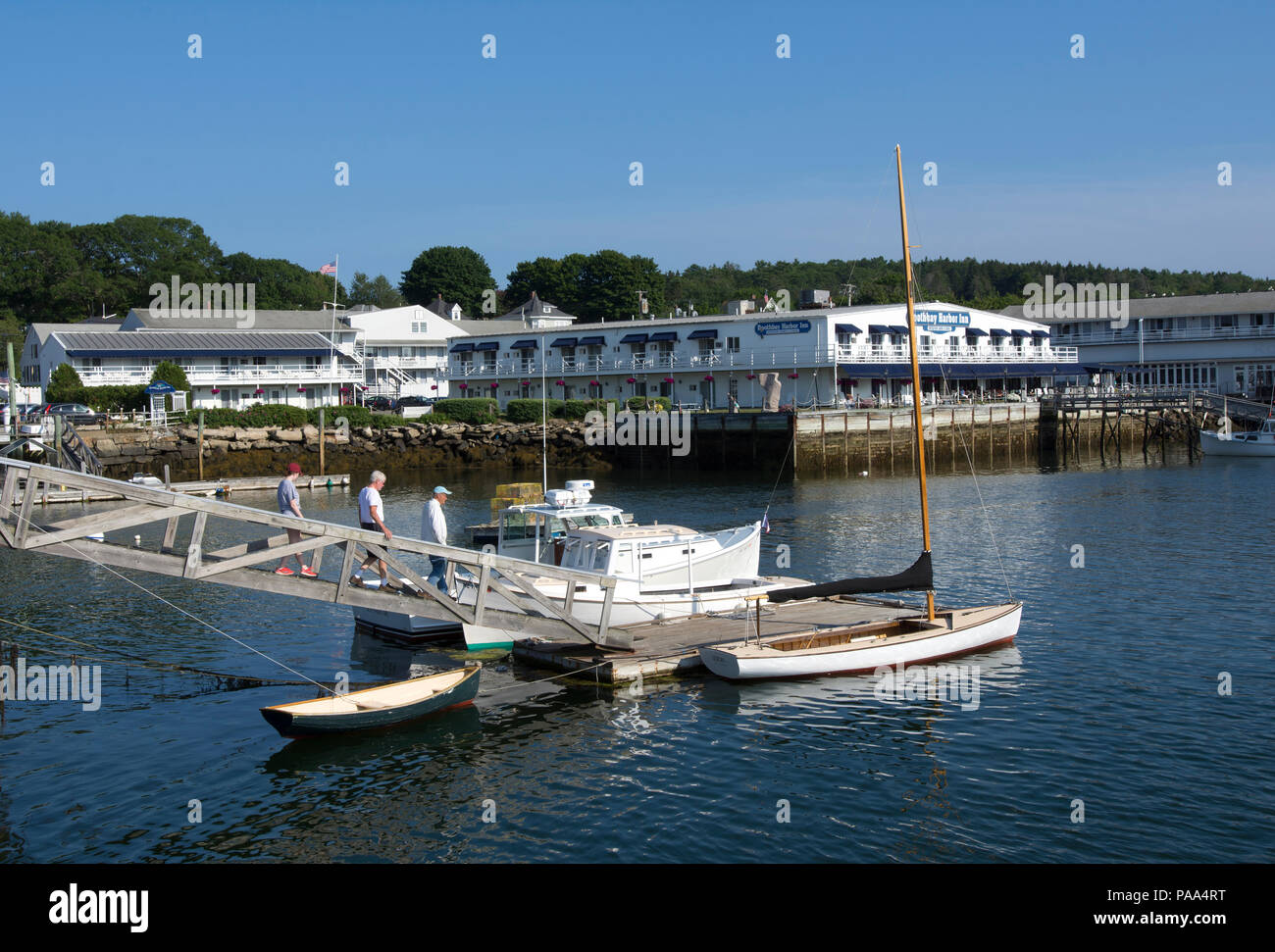 Eine Stadt Dock mit dem Boothbay Harbor Inn in den Hintergrund in Maine, USA Stockfoto