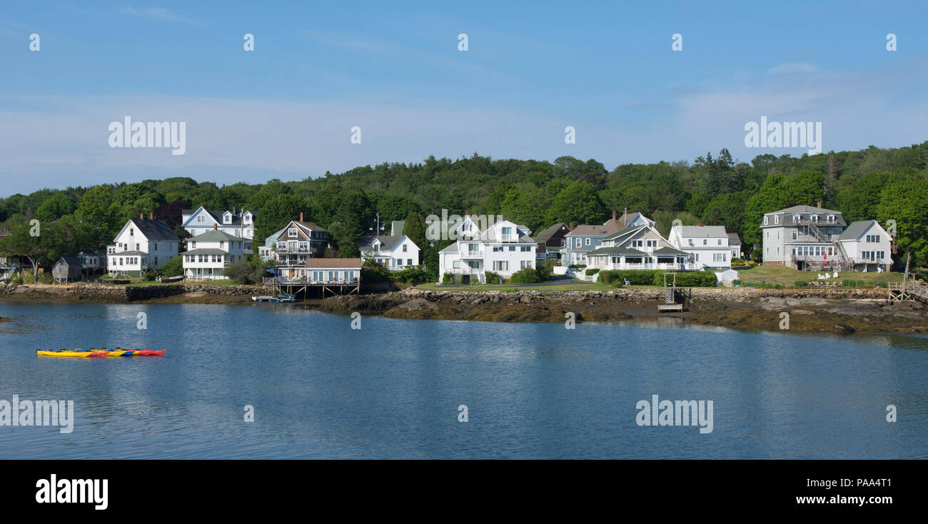 Ein Blick auf die Häuser entlang der innere Hafen in Boothbay Harbor, Maine, USA Stockfoto