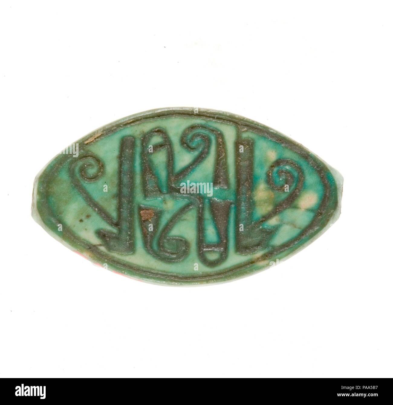 Cowroid Dichtung Amulett bezeichnet mit einem dekorativen Muster. Abmessungen: L 2,1 cm (13/16 in.); w. 1,3 cm (1/2 in.); h. 0,5 cm (3/16 in.). Dynastie: Dynasty 18, früh. Herrschaft: gemeinsame Herrschaft von Hatschepsut und Thutmosis III. Datum: Ca. 1479-1458 v. Chr.. Die meisten amulette in der Stiftung Ablagerungen von Grabkunst Tempel der Hatschepsut gefunden wurden Skarabäen, aber eine Hand voll waren in der Form eines cowrie Shell geschnitzt. Wie diese, die Rückseiten der meisten Dieser cowroids haben eingeschnitten worden mit einem dekorativen Muster, dass die Einstellung einer drehbaren Ring Lünette vorschlägt (siehe 36.3.46). Andere (27.3.180) wurden auch Einschreiben. Stockfoto