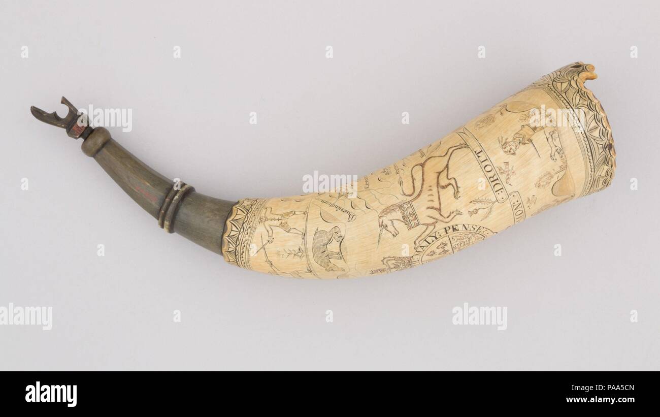 Pulver Horn. Kultur: American. Abmessungen: L 11 cm. (29,8 cm); Durchm. 2 5/8 in. (6,7 cm); Wt. 7.7 oz. (218,3 g). Datum: 1755-83. Dieses Pulver Horn ist graviert mit einer Karte des Nahen Cherokee Städte (die Gegenwart von Macon County, North Carolina). Es ist mit Szenen der Männer duellieren und Jagd eingerichtet und auch das königliche Wappen von Großbritannien. Museum: Metropolitan Museum of Art, New York, USA. Stockfoto