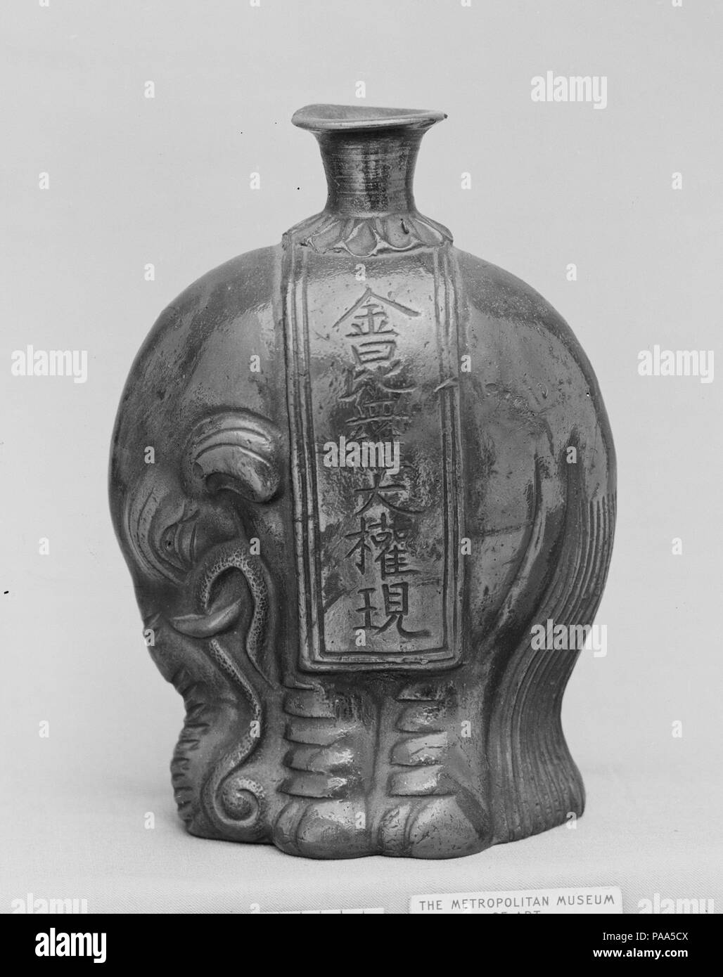Flasche. Kultur: Japan. Abmessungen: H. 4 1/2 in. (11,4 cm); W. 3 1/4 in. (8,3 cm); D.2 1/8 in. (5,4 cm). Datum: 19. Museum: Metropolitan Museum of Art, New York, USA. Stockfoto