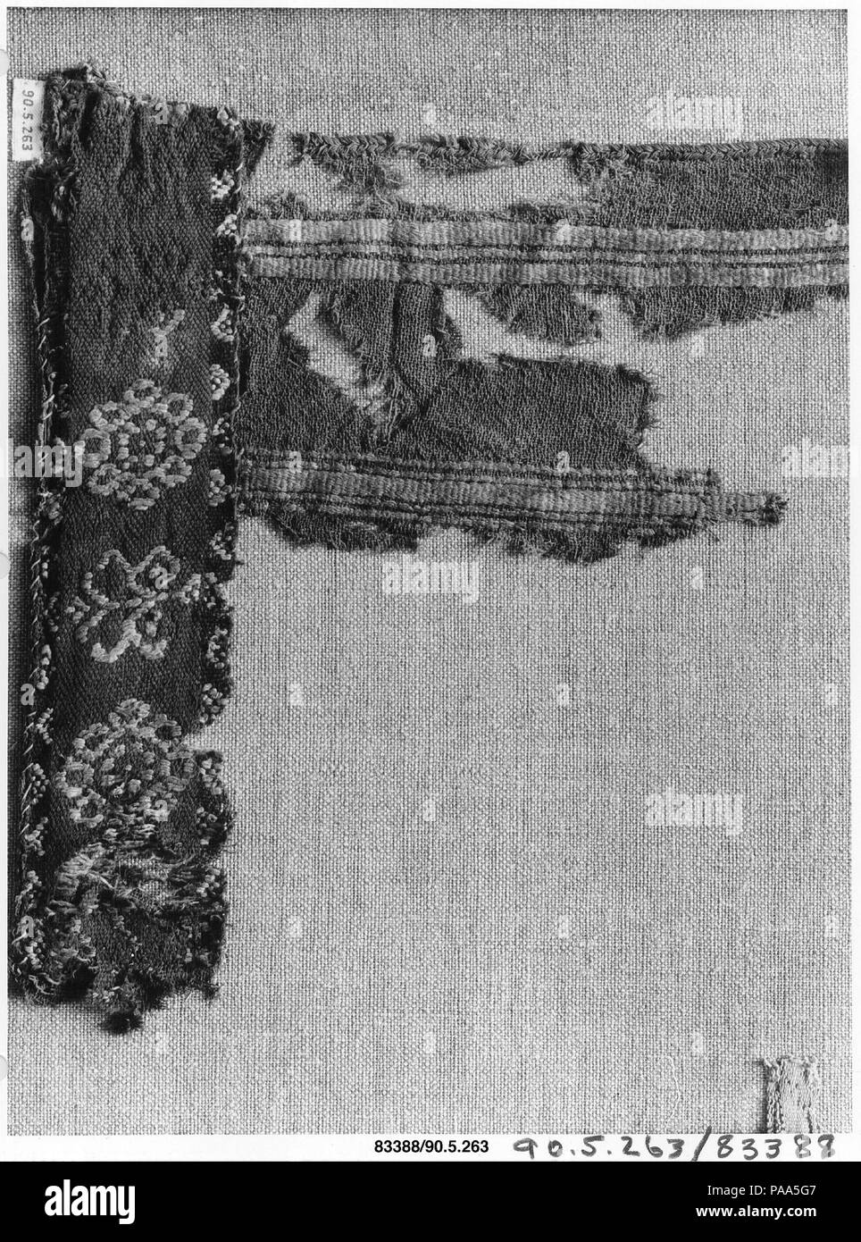 Fragment einer Tunika. Abmessungen: 8 7/16 in. Hoch 9 9/16-in.-Breite (21,5 cm hoch, 24,3 cm breit). Datum: 6. Jahrhundert. Museum: Metropolitan Museum of Art, New York, USA. Stockfoto
