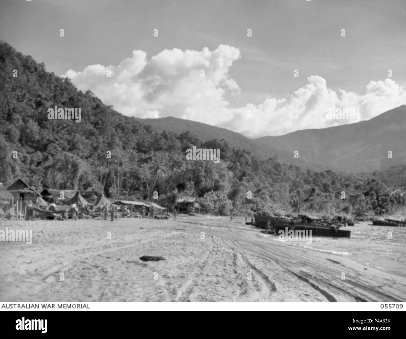 153 Landing Craft in Nassau Bay (AWM Bild 055709) Stockfoto