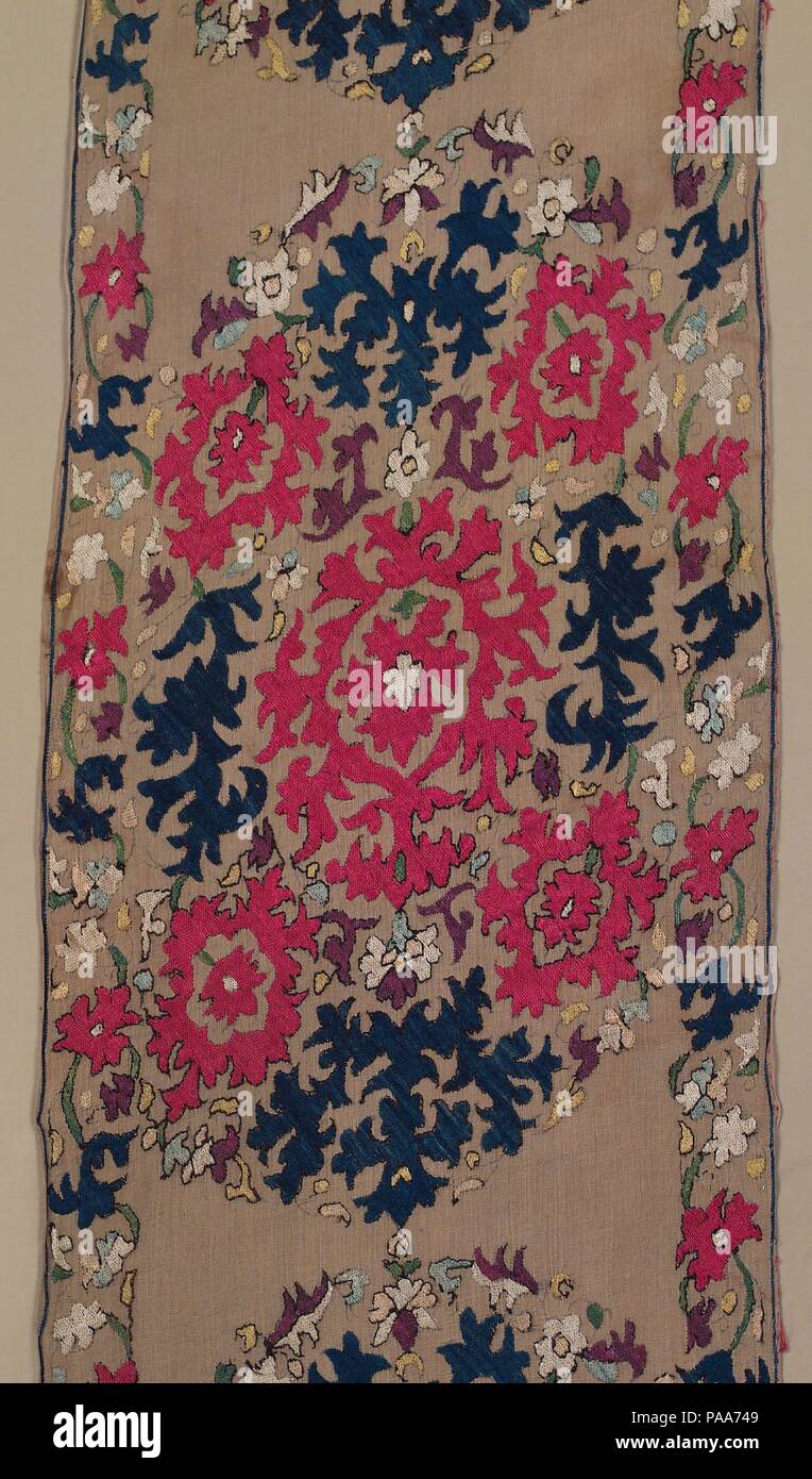 Fragment einer Hängen. Abmessungen: H.76 bei. (193 cm) W. 13 1/2 in. (34,3 cm). Datum: 18. Textile Panels wie diesem mit grenzt an drei Seiten waren verbunden und vertikal wie Vorhänge aufgehängt. Viele von Ihnen waren fein bestickt und wurden zu schmücken Betten bestimmt sind, speziell diejenigen in bridal Kammern. In der Regel das Design der Tafeln ist eine vertikale Reihe von fünf oder mehr Blumen Medaillons läuft in der Mitte. Museum: Metropolitan Museum of Art, New York, USA. Stockfoto