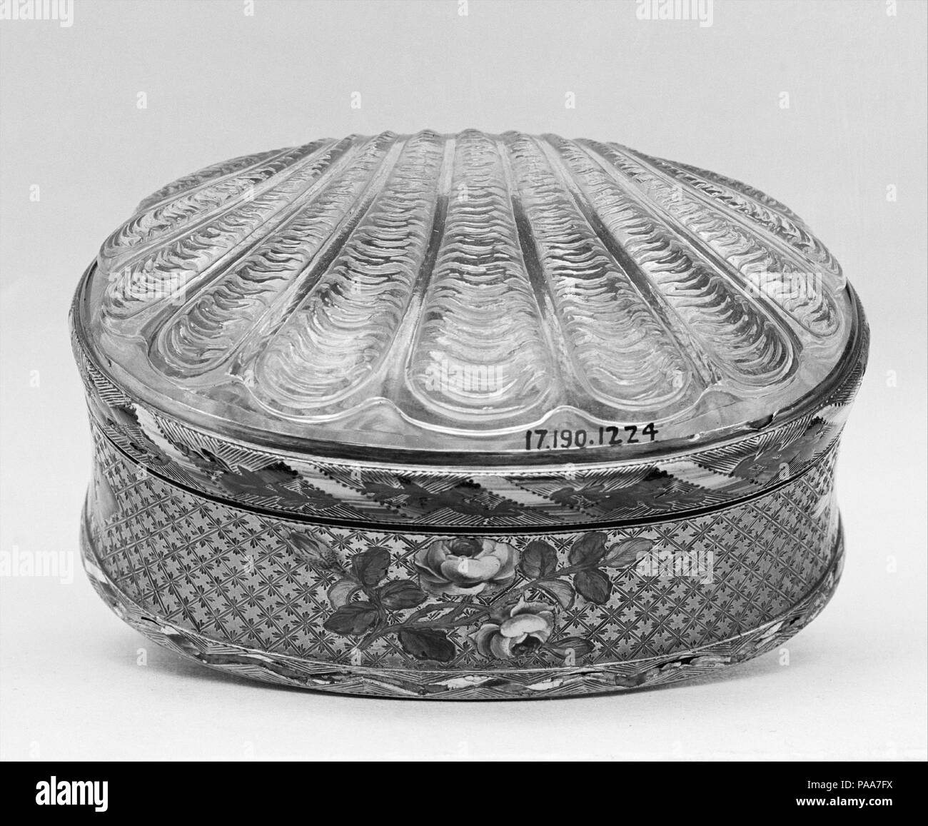 Snuffbox. Kultur: Französisch, Paris. Abmessungen: 2 3/4 x 2 in. (7 × 5,1 cm). Schöpfer: Jean Ducrollay (Französisch, geboren 1709, Master 1734, aufgezeichnet 1760). Hoflieferant: Pierre André Jacquemin (oder Jacqmin). Datum: 1750-56, Boden und Deckel später Ersatz. Im achtzehnten Jahrhundert in Europa, Paris führte die Produktion von qualitativ hochwertigen Luxusgütern. Pariser Goldschmiede aus einer Vielzahl von kleinen, persönlichen Gegenstände wie Tabakdosen, étuis zu halten, Siegellack, Pinzette, oder Utensilien zum Nähen; Souvenirs, die dünnen Elfenbein Tabletten für Notizen enthalten; und Shuttles für das Knüpfen mit Spitze. Gold tabakdosen und Boxen Decora Stockfoto