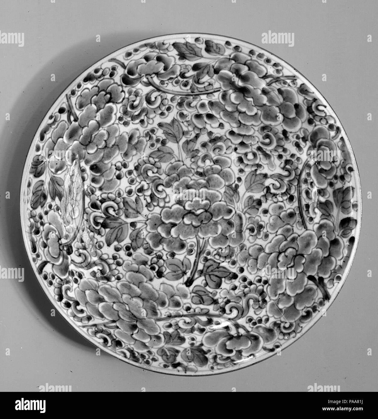 Gericht. Kultur: China. Abmessungen: Durchm. 14 1/8 in. (35,9 cm). Museum: Metropolitan Museum of Art, New York, USA. Stockfoto