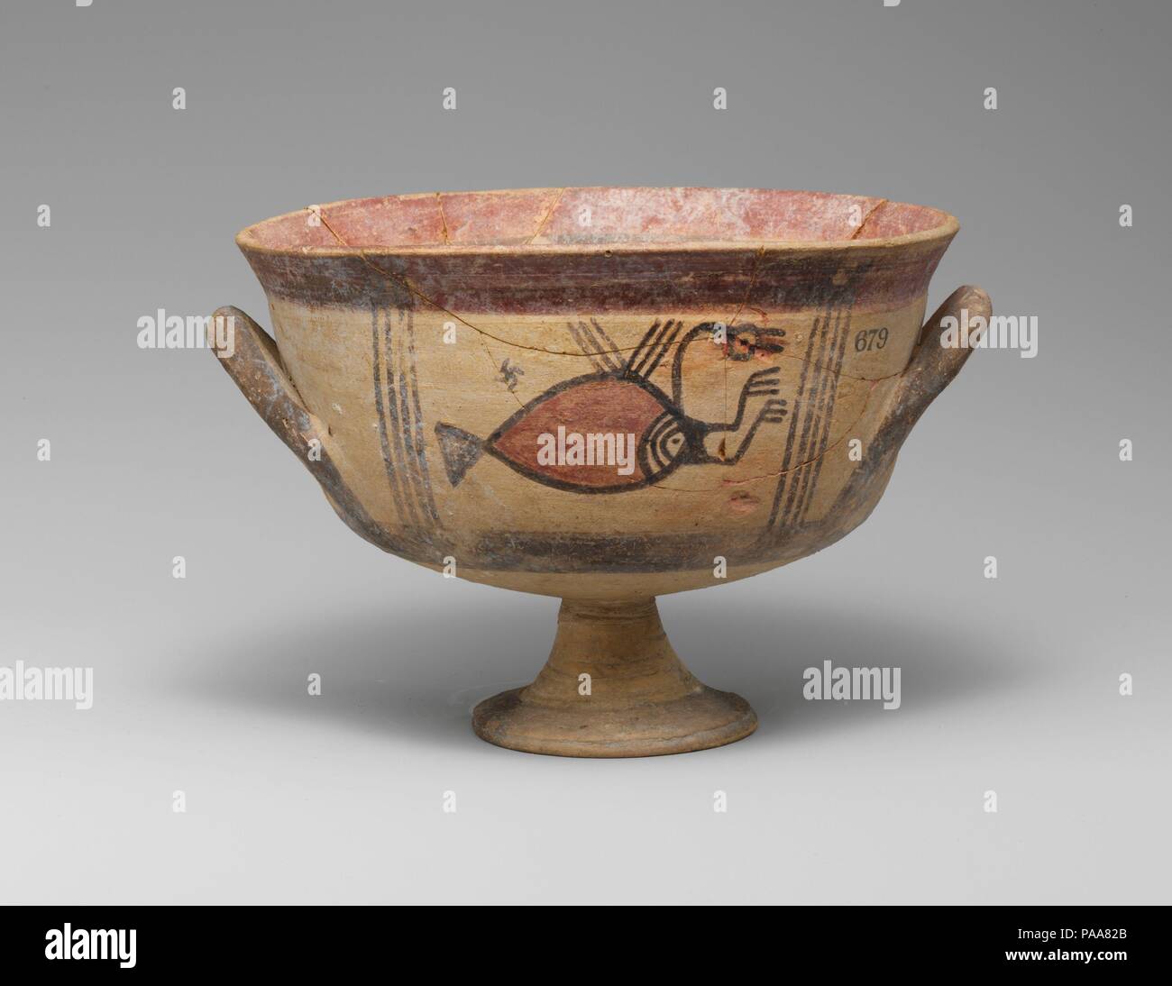 Terrakotta Kylix (Cup). Kultur: Zypriotische. Abmessungen: H. 4 1/2 in. (11,4 cm); Durchmesser 6 1/4 in. (15,9 cm). Datum: 850-750 v. Chr.. Kylix von eckigen Form, auf jeder Seite ein Vogel zwischen vertikale Streifen. Museum: Metropolitan Museum of Art, New York, USA. Stockfoto