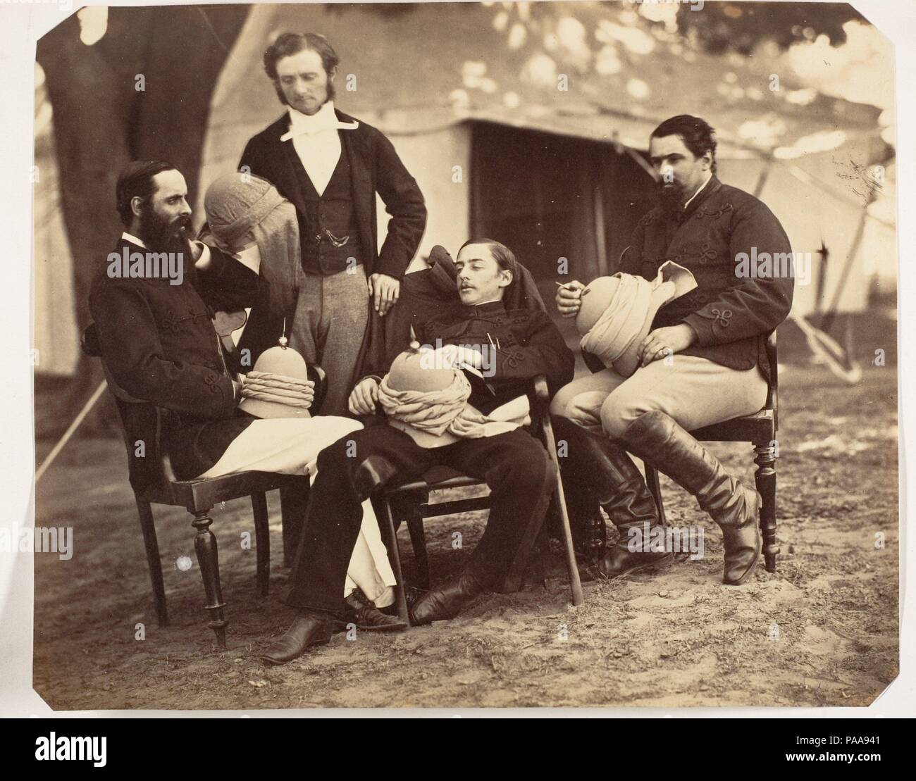 [Group Portrait an der Gouverneur Generäle Camp, L-R: Maj Jones, Herrn Walters, der Gouverneur Generäle Kaplan, J.C.S. und Sir E. Campbell Bart., 60 Gewehre Mry. Sry G. G.]. Artist: Jean Baptiste Oscar Mallitte (Französisch, 1829-1905). Abmessungen: Bild: 20,5 x 24,7 cm (8 1/16 x 9 3/4 in.): 33 x 26 cm (13 x 10 1/4 in.) Drucken vertikal montiert. Datum: 1858-61. Museum: Metropolitan Museum of Art, New York, USA. Stockfoto