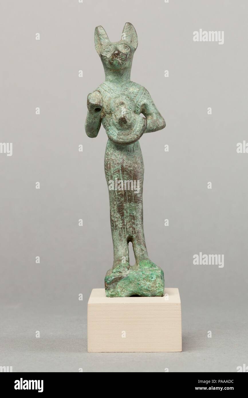 Bastet. Abmessungen: H 11,2 cm (4 7/16 in.); W. 3,5 cm (1 3/8 in.); D.3.7 cm (1 7/16 in.) H. (mit Tang): 12.4 cm (4 7/8 in.). Datum: 664-30 v. Chr.. Bastet, hier gezeigt wie eine Katze Göttin, war ein mächtiger Schutz Figur, die auch für ihre Fruchtbarkeit bekannt war. Sie konnte mit einem löwenkopf als gut vertreten werden, sondern als eine Katze Göttin ihren friedlichen Merkmale hervorgehoben wurden. Hier Kopf und Ohren sind groß im Verhältnis zu den dünnen und zierlichen Körper sich der Schwerpunkt auf Ihr hybrid Aspekt. Die bastet persönlichen Verzierungen und Kleider sind näher auf Statuetten, oft mehr als andere g Stockfoto