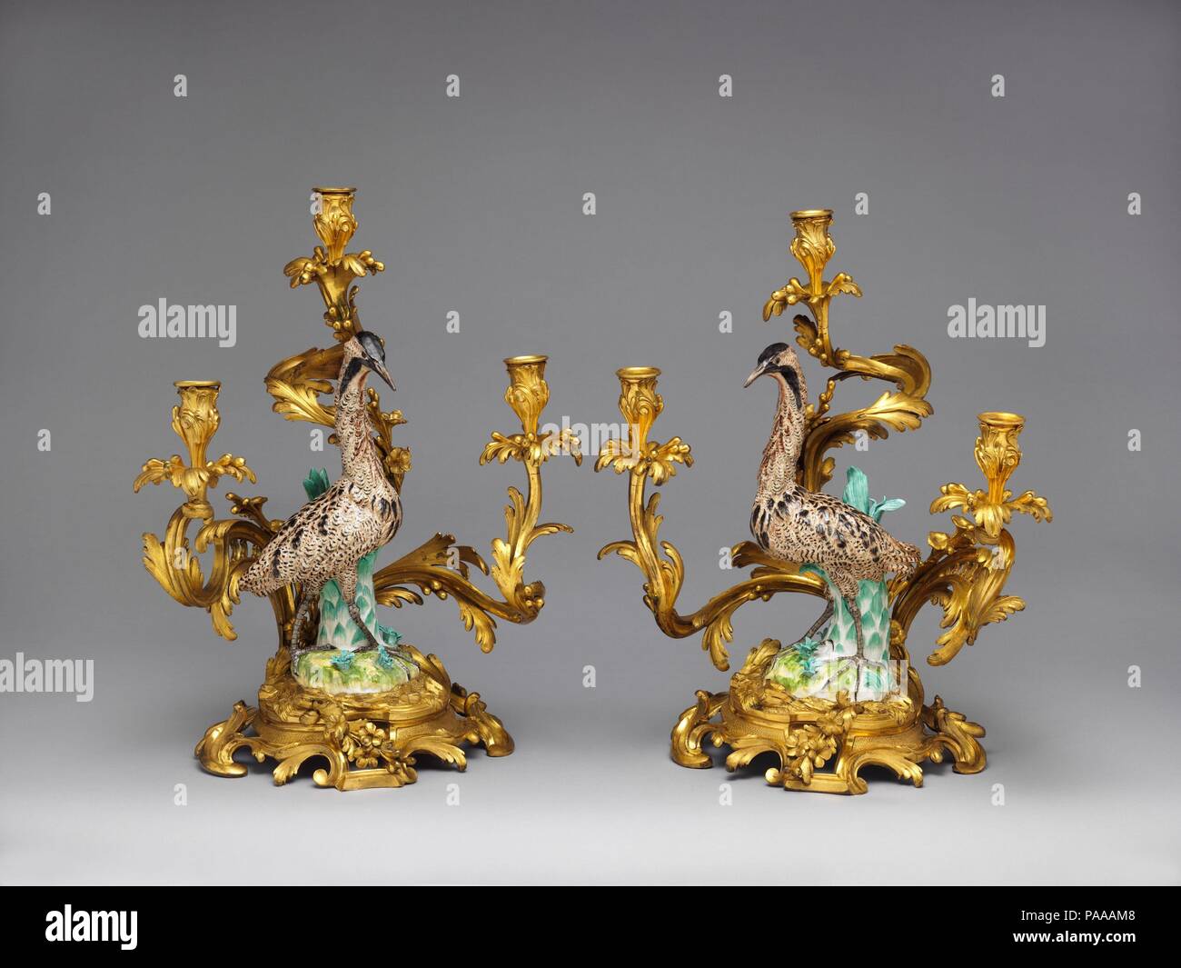 Drei-light Kandelaber (candélabre oder GIRANDOLE) (einer der beiden). Kultur: Deutsche, Meissen mit Französischen, Paris. Abmessungen: Höhe (insgesamt): 23 in. (58,4 cm); Höhe (Vogel): 15. (38,1 cm). Manufaktur: Meissen Manufaktur (Deutsch, 1710). Modeler: Modell für die Rohrdommel zugeschrieben Johann Joachim Kändler (Deutsch, Fischbach 1706-1775 Meißen). Datum: Ca. 1750. Ausgebildet als Bildhauer, Johann Joachim Kändler trat der Porzellanmanufaktur in Meißen, in der Nähe von Dresden, als Modelleur in 1731. Ein reicher und talentierter Künstler, Kändler lieferte die Workshops mit zahlreichen Modellen, rangin Stockfoto