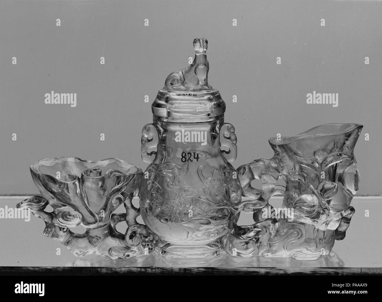 Flasche mit Deckel. Kultur: China. Abmessungen: H.6 1/4 in. (15,9 cm); L.9 1/2 in. (24,1 cm). Datum: 18. Museum: Metropolitan Museum of Art, New York, USA. Stockfoto