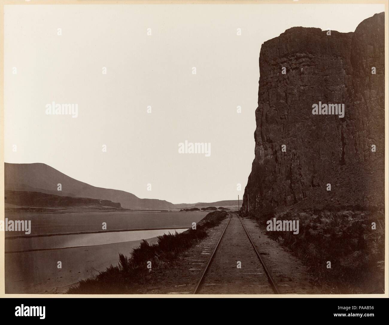 Kap Horn in der Nähe von celilo. Artist: Carleton E. Watkins (American, 1829-1916). Abmessungen: Bild: 40 x 52,4 cm (15 3/4 x 20 5/8 in.) Mount: 54,5 x 68,6 cm (21 5/6 x 27 in.). Datum: 1867. Wenn Watkins, reiste der Columbia River, fotografierte er sowohl den natürlichen und synthetischen Wahrzeichen - der Felsen und Wasserfällen, und die kleinen Städte, Mühlen, und Docks auf dem Weg. Seinem Weg gefolgt, dass der Oregon Steam Navigation Company, und da er nicht nur die Route des Unternehmens, sondern auch seine Einrichtungen fotografiert, kann er gearbeitet haben, entweder über die Kommission oder mit einer spekulativen Auge für die Bu Stockfoto