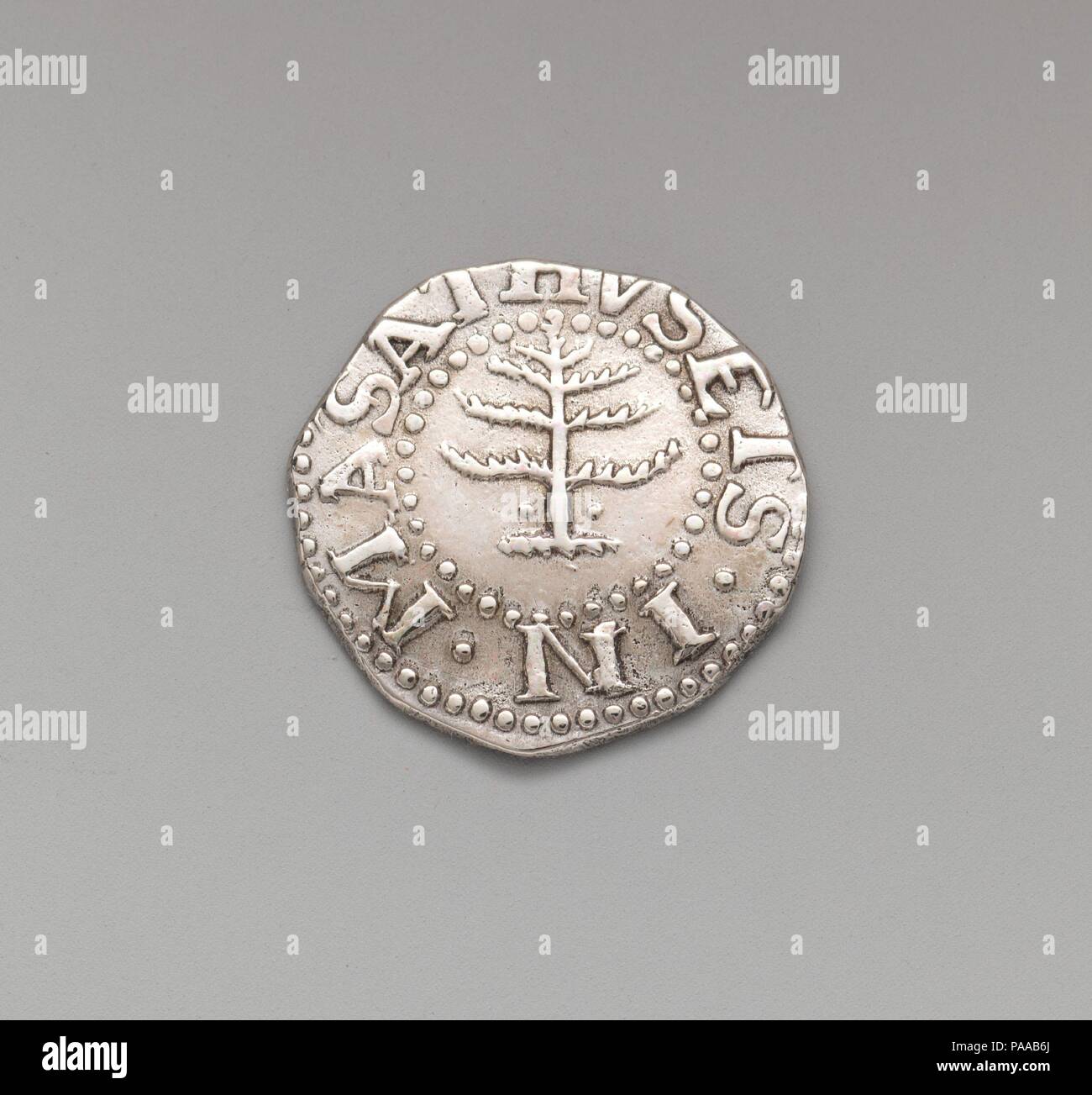 Sixpence. Kultur: American. Maße: 1,9 cm, 2,14 Gramm (1,9 cm, 1.376 dwt). Schöpfer: John Hull (1624-1683); Robert Sanderson Sr. (Ca. 1608-1693). Datum: Ca. 1667-ca. 1682. 1652 John Rumpf und Robert Sanderson waren Minze Meister für die Massachusetts Bay Colony ernannt. Als Reaktion auf einen chronischen Mangel an Devisen und die Notwendigkeit für eine zuverlässige und effiziente Mittel für den Austausch, die Münze wurde von Rumpf und Sanderson dreißig Jahre lang betrieben. Die in diesem Zeitraum produzierte Münzen verschiedener Konfessionen und Ausführungen, angefangen von einem einfachen NE (für "New England") auf eine Weide, oa Stockfoto