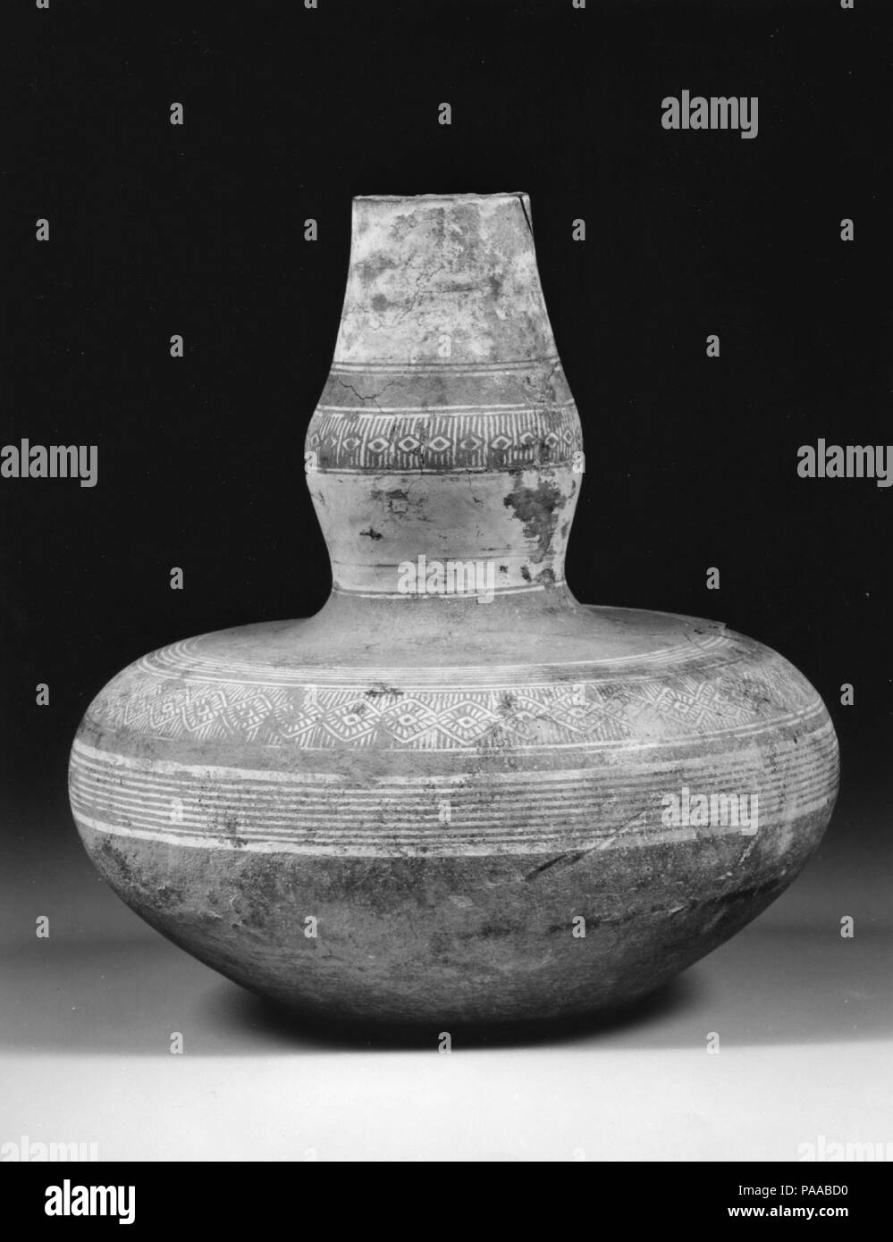 Flasche mit Bauchigen Hals. Kultur: Thailand. Abmessungen: H. 6 5/8 in. (16,9 cm). Datum: Ca. 14. Jahrhundert. Museum: Metropolitan Museum of Art, New York, USA. Stockfoto