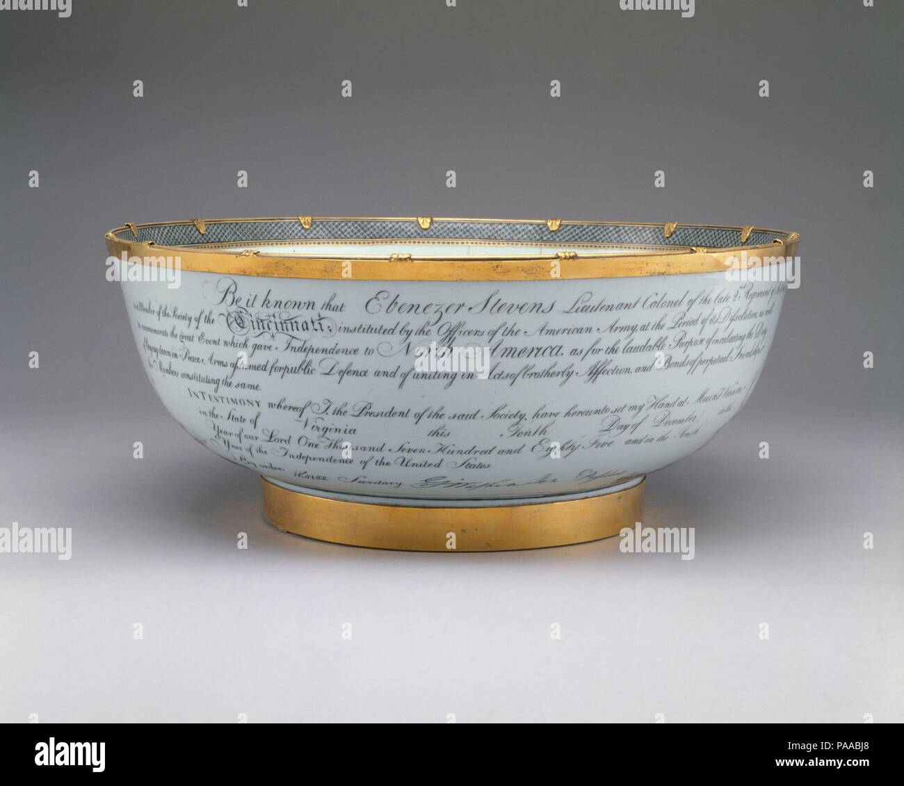 Punch Bowl. Kultur: Chinesen zum amerikanischen Markt. Abmessungen: Durchm. 16 in. (40,6 cm). Datum: Ca. 1786-90. Diese außergewöhnliche Punchbowl verfügt über eine außergewöhnlich originalgetreue Nachbildung der gravierten Zertifikat, vom Dezember 1785, ausgestellt für Ebenezer Stevens (1751-1823) durch die Gesellschaft der Cincinnati. Stevens war ein Major - allgemeine im Befehl der New York Artillerie und war Vizepräsident der New Yorker Niederlassung der Gesellschaft. Die dekorative Silber-vergoldeten Berg auf den Rand und um den Fuß waren wahrscheinlich während des frühen neunzehnten Jahrhunderts in Reaktion auf eine frühere Knacken - - ein Beweis für die Soweit Stockfoto