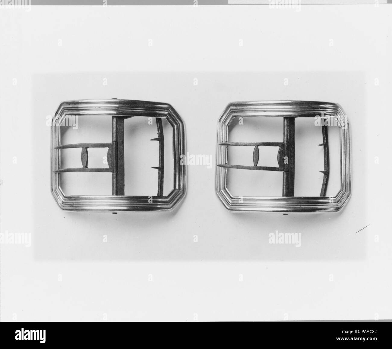 Schuhputzmaschine Schnalle. Kultur: American. Abmessungen: 3 1/8 x 2 1/2 in. (7,9 x 6,4 cm). Schöpfer: Geprägt von J. F. (?) B.. Datum: 1770-1810. Museum: Metropolitan Museum of Art, New York, USA. Stockfoto