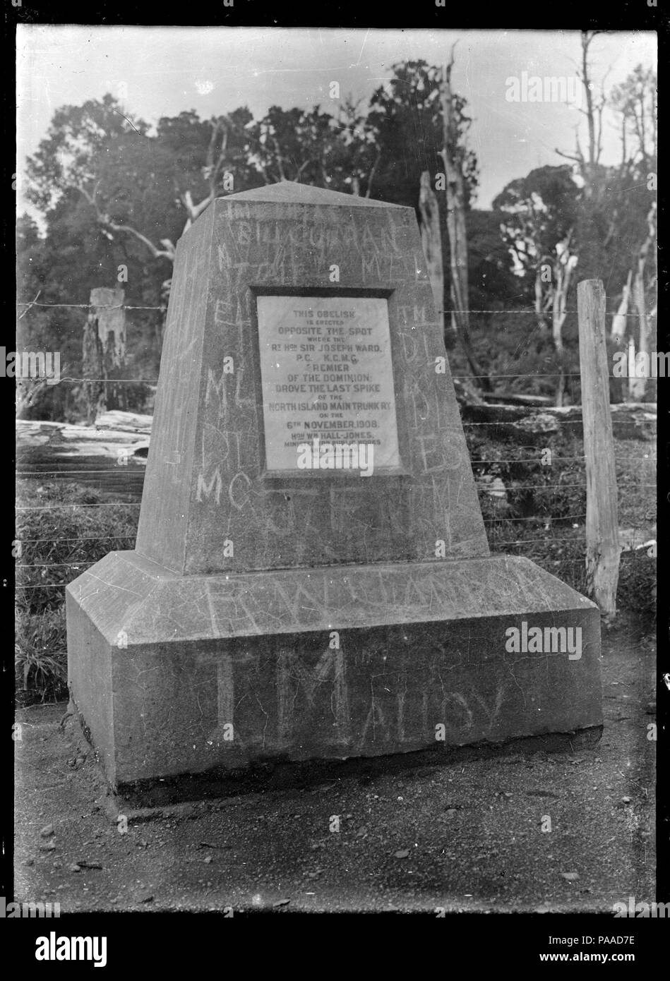 186 Obelisk, um die Position des letzten Spike auf der North Island Main Trunk Linie markieren, an manganui ein te Ao, im November 1908. 288494 ATLIB Stockfoto