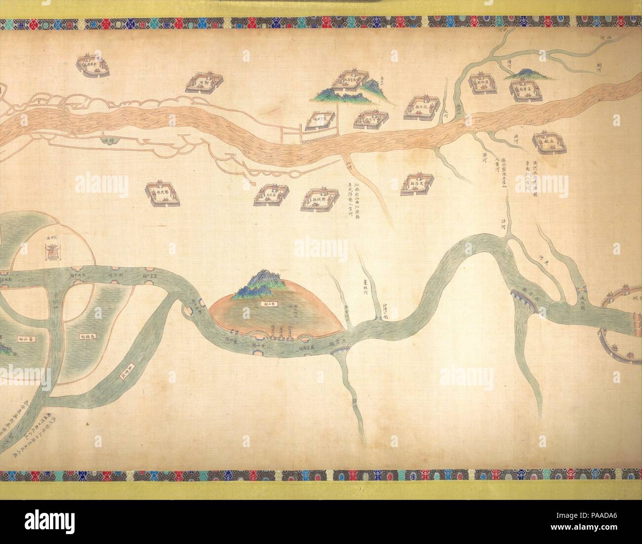 Karte der Grand Canal von Peking nach der Yangzi River. Artist: Unbekannter Künstler Chinesisch, späten 18. oder frühen 19. Jahrhundert. Kultur: China. Abmessungen: Bild: 21 7/8 in. × 30 ft. 7 in. (55,6 × 932.2 cm) Gesamt: H.32cm. (81,9 cm). Datum: Ende des 18. oder frühen 19. Jahrhundert. Verwalten von Chinas komplexes Netz aus Flüssen, Kanälen, und Bewässerungsanlagen ist einer der das bleibende Anliegen seiner Herrscher. Aus dem vierzehnten Jahrhundert, die Grand Canal diente als wichtige Verkehrsader für den Transport von Getreide aus der reichen landwirtschaftlichen Regionen südlich des Yangzi River in die Hauptstadt Peking Stockfoto