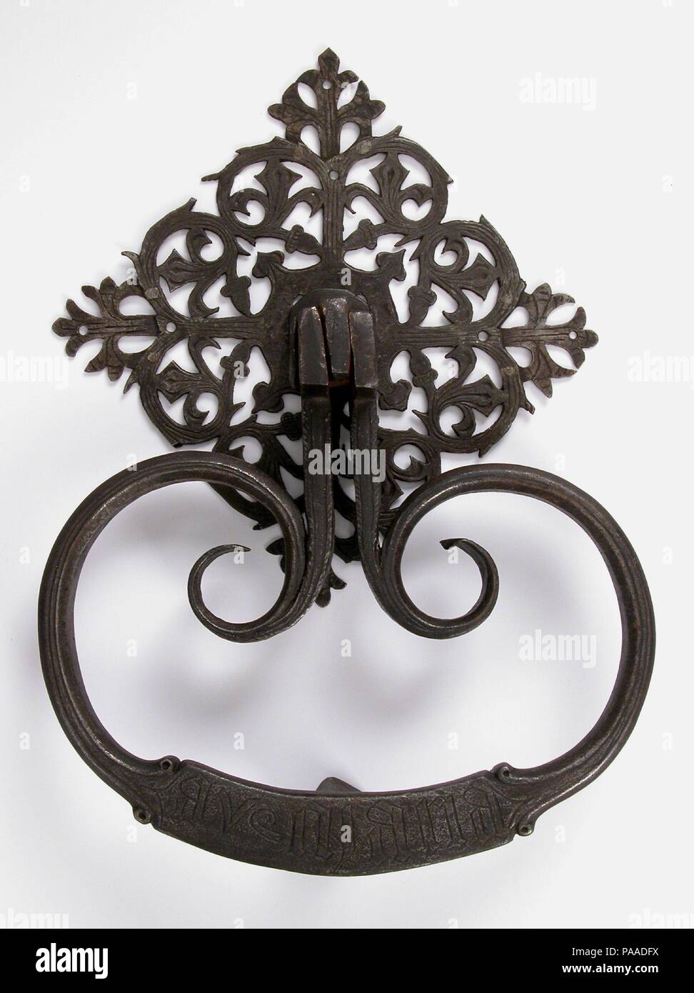 Türklopfer. Kultur: Deutsch. Abmessungen: Insgesamt (wenn installiert): 10 5/16 x 7 3/8 x 1 11/16 in. (26,2 x 18,8 x 4,3 cm) Klopfer-a: 9 13/16 x 7 3/8 x 1 7/16 in. (25 x 18,8 x 3,7 cm) Platte - b: 7 3/16 x 6 15/16 x 1/8 in. (18,2 x 17,7 x 0,3 cm). Datum: 15. Museum: Metropolitan Museum of Art, New York, USA. Stockfoto