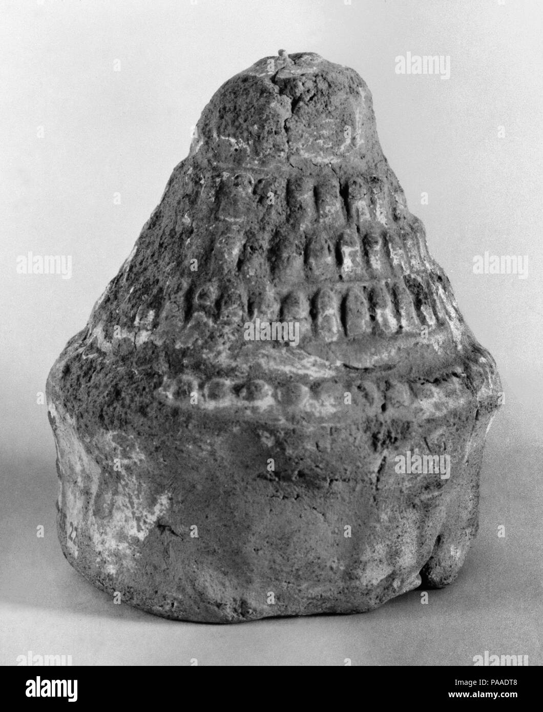 Geformte Miniatur Stupa (stupika). Kultur: Tibet. Abmessungen: H.3 7/8 in. (9,8 cm); Durchm. 3 1/16-in. (7,8 cm). Datum: 12. bis 19. Jahrhundert. Museum: Metropolitan Museum of Art, New York, USA. Stockfoto