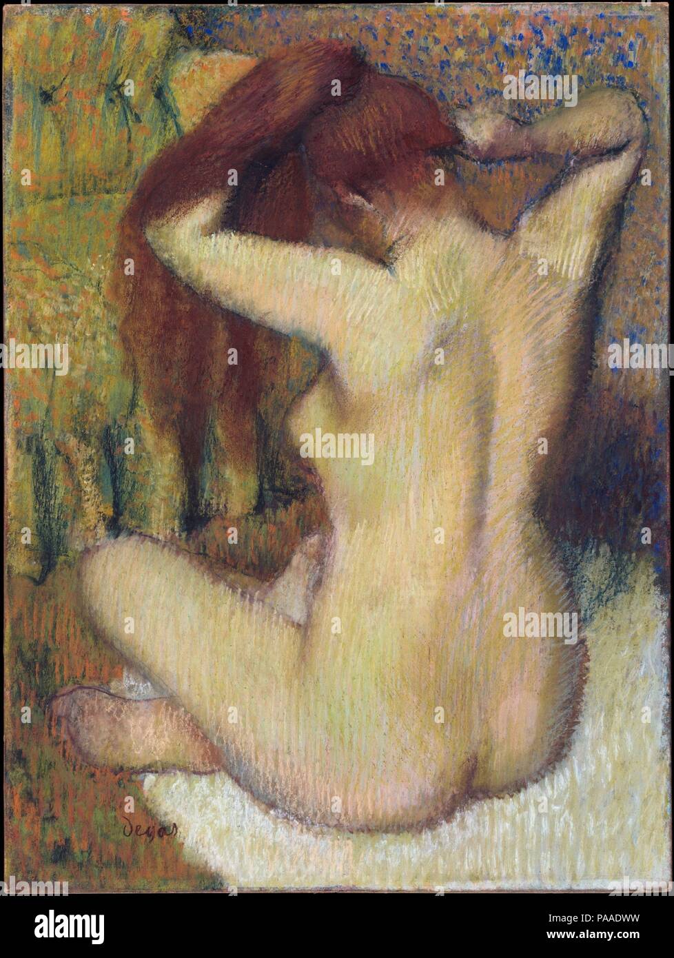 Frau Kämmen die Haare. Künstler: Edgar Degas (Französisch, Paris 1834-1917 Paris). Abmessungen: 24 1/8 x 18 1/8 in. (61,3 x 46 cm). Datum: Ca. 1888-90. Dies ist die zweite von zwei Varianten einer Komposition, Degas über 1885 (Staatliche Eremitage, St. Petersburg) erstellt. In dieser Version, er verwendet eine neue Technik, die in so vielen aufeinander folgenden Schichten, die das Pigment brüniert wurde und der zugrunde liegenden Papier in einem solchen Ausmaß, dass die Fasern gelöst wurden und jetzt Projekt aus der Oberfläche wie viele kleine Haare rieb. Degas betonte auch anti-natürlichen chartreuses und Grüns in die Modellierung der Stockfoto