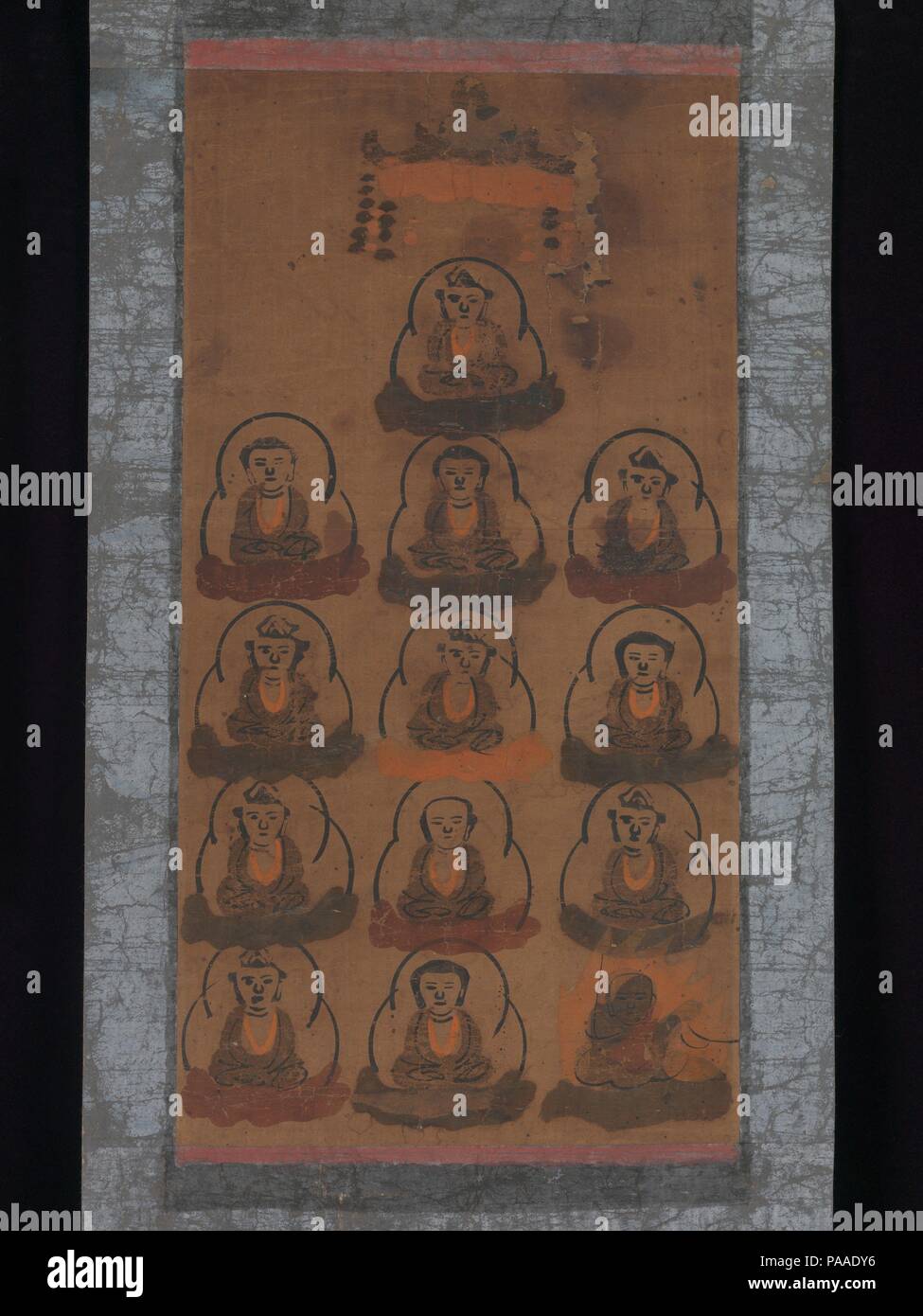 Otsu-e von 13 buddhistischen Gottheiten. Kultur: Japan. Abmessungen: Bild: 13 1/4 x 6 7/8 in. (33,7 x 17,5 cm) Insgesamt: 22 1/2 x 10 7/8 in. (57,2 x 27,6 cm). Datum: 17. Das Bild von 13 buddhistischen Gottheiten war für Gedenkstätten für die Verstorbenen gehalten in festen Zeitabständen über die Tage und Jahre nach dem Tod aufgehängt. Ursprünglich, eine Reihe von Gemälden, die die Gottheiten, die einzeln verwendet, die aber dieses Bild vereint sie zu einer Ikone, die wiederholt von weniger wohlhabenden Familien beschäftigt werden könnte. Halos, die Gottheiten und mandorlen sind Holzschnitt mit der gleichen Block gedruckt, während einer begrenzten Anzahl o Stockfoto