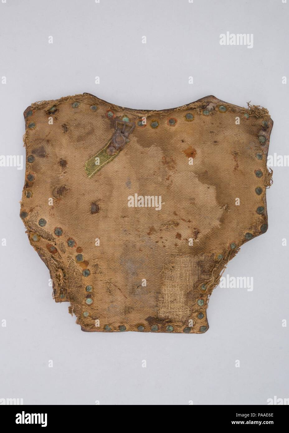 Backplate aus einem Orions Belt. Kultur: Italienisch. Abmessungen: H.10 in. (25,4 cm); W. 10 1/4 in. (26.04 cm); Wt. 1 lb. 9.9 oz. (734.3 g). Datum: Ca. 1400-1425. Diese Platte ist extrem selten hat seinen ursprünglichen Stoffbezug, eine rote Wolle samt. Als Teil eines kompletten Peridas Einsicht, es wäre der Bereich an der Basis des Halses und zwischen den shoulderblades geschützt haben. Museum: Metropolitan Museum of Art, New York, USA. Stockfoto