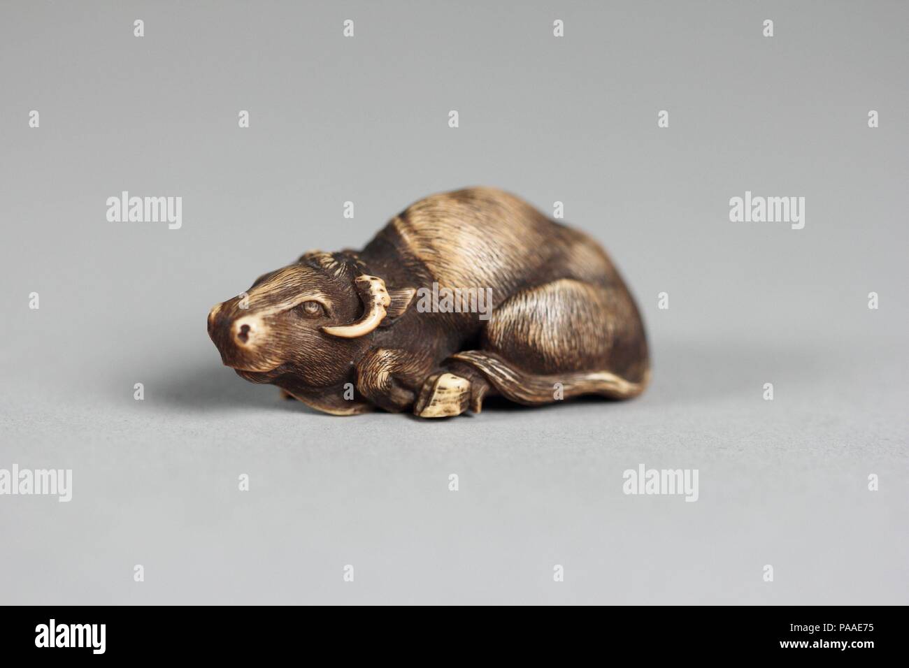 Netsuke der Ochse. Kultur: Japan. Abmessungen: H. 7/8 in. (2,2 cm); W. 2. (5,1 cm); D.1. (2,5 cm). Datum: 19. Museum: Metropolitan Museum of Art, New York, USA. Stockfoto