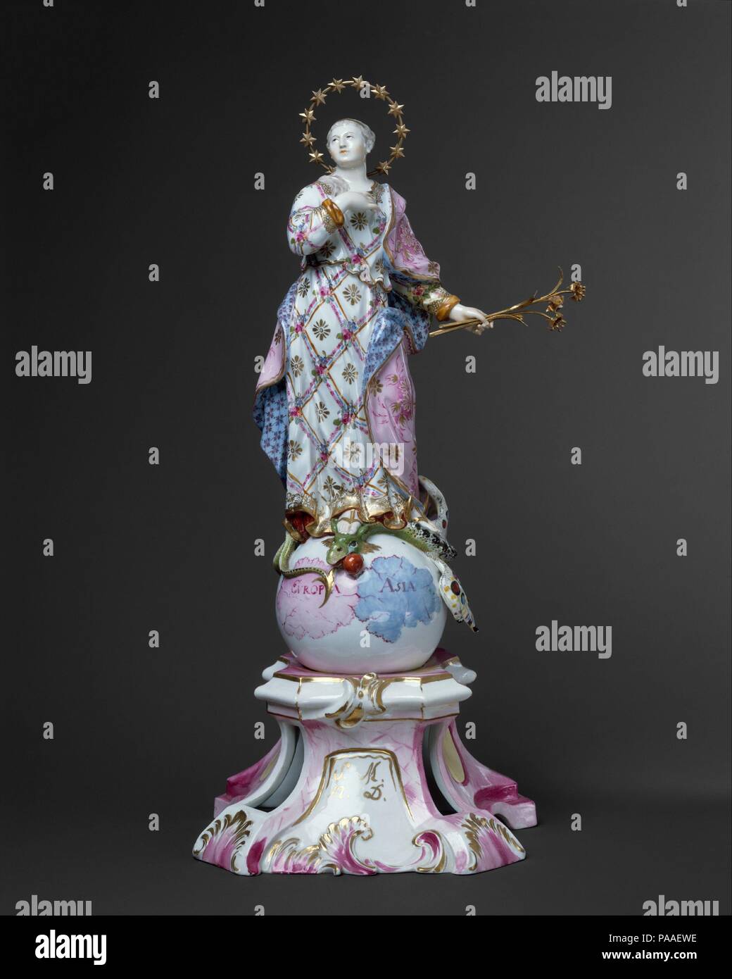 Jungfrau von der Unbefleckten Empfängnis. Kultur: Deutsche, Fulda. Abmessungen: Höhe: 14 5/16 in. (36,4 cm). Werk: Fulda Keramik und Porzellan Manufaktur (Deutsch, 1764-1789). Modeler: Wenzel Neu (Deutsch, Ca. 1708-1774). Datum: Ca. 1781. Das Modell ist zu Neu von Ernst Kramer zugeschrieben und als von ihm um 1770 entstanden zu sein; es ist in der Factory Records im Jahre 1786 erwähnt. Der 14 Beispiele für das Modell, dass Noten wurden, drei - Diese eine und zwei andere in das Cooper-Hewitt Museum, New York, und das Schloss Fasanerie, Fulda - Teilen eine deutliche Ähnlichkeit in den Details der Dekoration ein Stockfoto