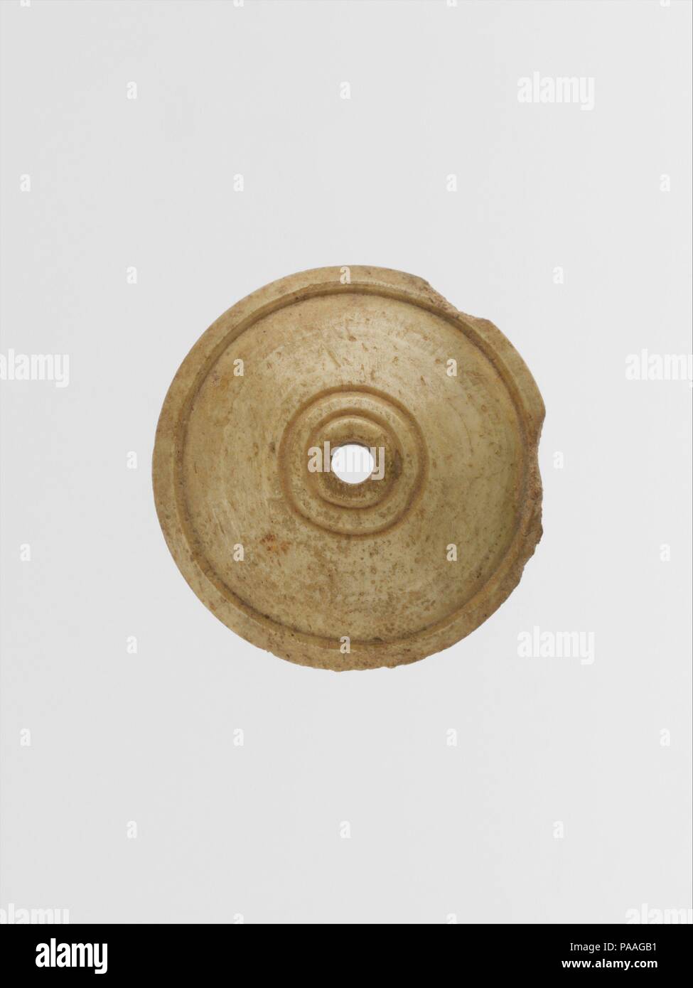 Knochen Disk oder eine Schaltfläche. Kultur: Roman. Abmessungen: Durchm.: 1 cm. (2,9 cm). Datum: Ca. 1. Jh. N.CHR.. Konzentrische Kreise. Museum: Metropolitan Museum of Art, New York, USA. Stockfoto