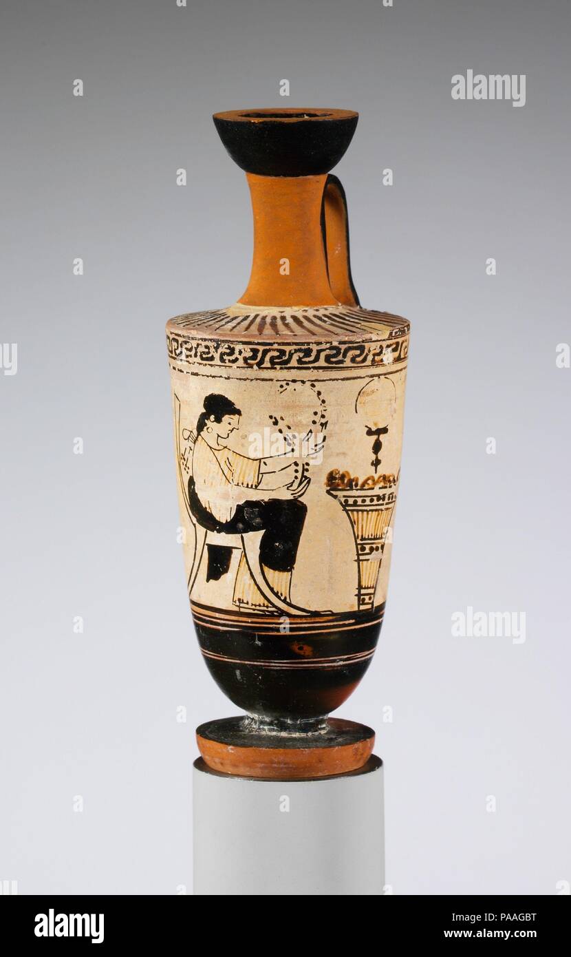 Terrakotta lekythos (Öl Flasche). Kultur: Griechisch, Dachboden. Abmessungen: H.5 3/16 in. (13,1 cm). Datum: 2. Quartal 5. Jahrhundert v. Chr.. Frau sitzt, bevor Kalathos (Wolle Warenkorb) der Maler hier sorgfältig die Wolle hat das Befüllen der Kalathos. Ein Spiegel hängt über. Museum: Metropolitan Museum of Art, New York, USA. Stockfoto