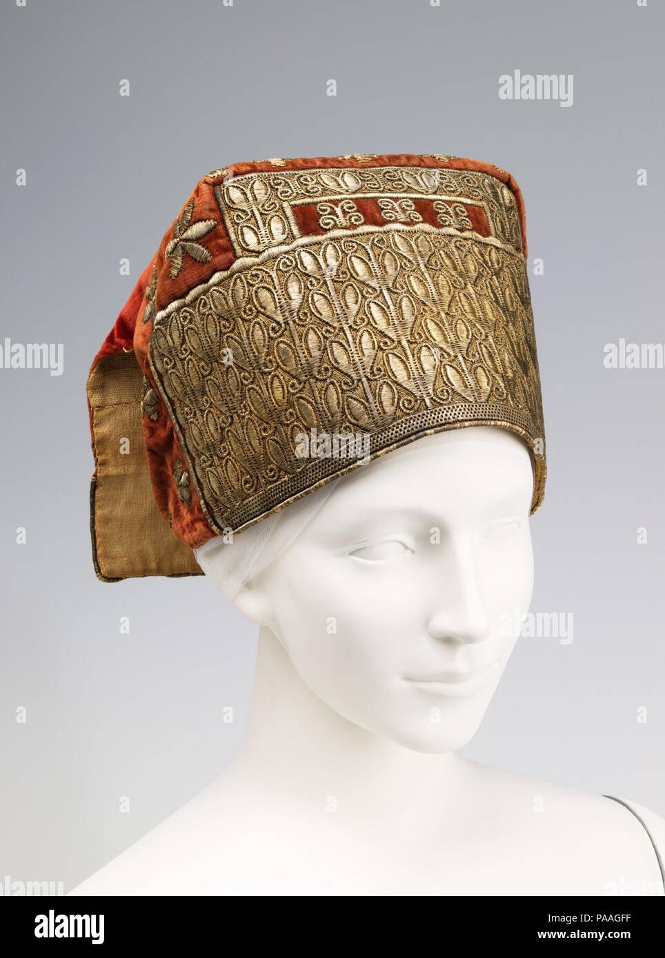 Hut. Kultur: Russisch. Datum: 4. Quartal 18. Kopfbedeckungen oder kokoshniks hatte die größte Fülle von Verzierungen von jeder Art von Kleidungsstück in Russland. Sie waren meist aus Damast mit vergoldeten metallischen Fäden oder Samt mit Goldstickerei gewoben. Die wohlhabenden Bauernstandes häufig ihre kokoshniks mit Perlen und Edelsteinen verziert. Ihre dekorative Elemente wurden Vertreter der Regionen, in denen sie gebildet wurden. Die aus dem Norden wurden mit dem Fluss Perlen, die in diesem Gebiet reichlich vorhanden waren, während Gänsedaunen und Kammgarn Stickereien waren mehr beliebt in der Sab verschönert Stockfoto