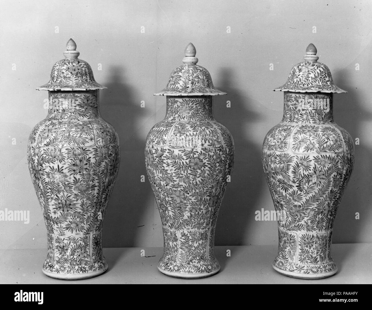 Überdachte Jar. Kultur: China. Abmessungen: H.22. (55,9 cm). Museum: Metropolitan Museum of Art, New York, USA. Stockfoto