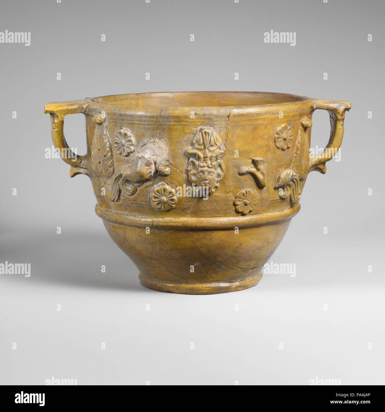 Fragmentarische Terrakotta (scyphus Trinkbecher). Kultur: Roman. Abmessungen: H.6 1/2 in. (16,5 cm); Breite mit Griffen 10 cm. (27 cm). Datum: 1. Halbjahr 1. Jh. N.CHR.. Die Seiten dieser sehr großen Trinkbecher sind mit verschiedenen Applikationen, einschließlich Kopf, Seeungeheuer, Rosetten verziert, und Blätter. Museum: Metropolitan Museum of Art, New York, USA. Stockfoto