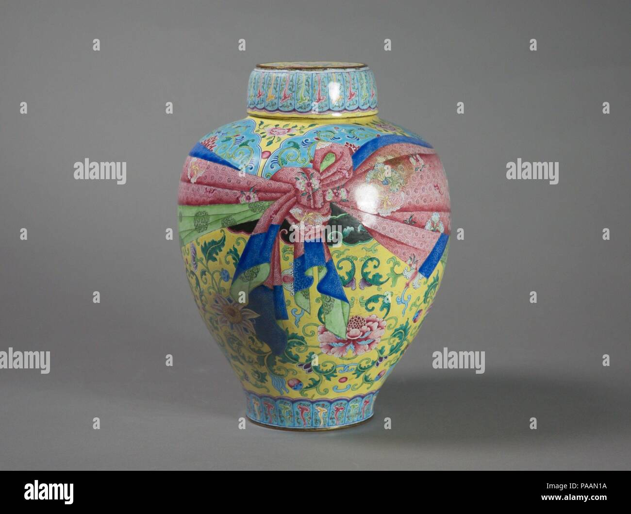 Glas mit Blumen Schriftrollen und Wrapped-Cloth Design. Kultur: China. Abmessungen: H.10 in. (25,4 cm); Durchm. 7 1/2 in. (19,1 cm); Durchm. Von Base 3 3/4 in. (9,5 cm). Datum: 18. In Limoges, Frankreich erfunden, während des 15. Jahrhunderts, die Technik der Malerei Lacke auf Metall wurde durch die Jesuiten nach China in den frühen achtzehnten Jahrhundert gebracht. Gläser und andere Schiffe in dieser Technik hergestellt werden manchmal als "ausländische Porzellan" in China bekannt. Lackiert Lacke für Gericht verwenden, wurden in einem der Workshops in der Verbotenen Stadt, und jene für den häuslichen Gebrauch und Export wurden Prod Stockfoto