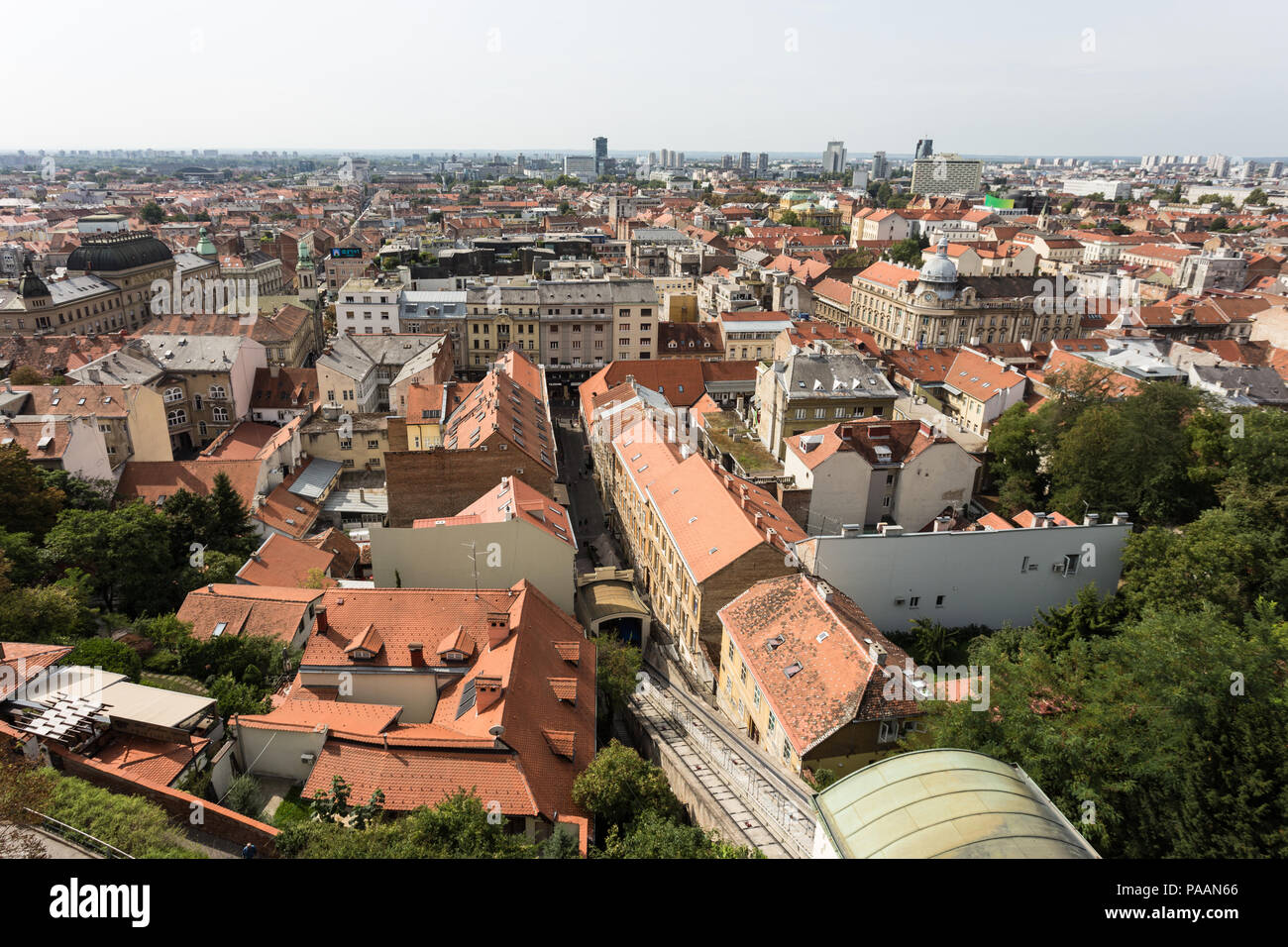 Hohe Betrachtungswinkel von Zagreb Altstadt mit traditioneller Architektur in Kroatien Hauptstadt auf dem Balkan, in Osteuropa Stockfoto