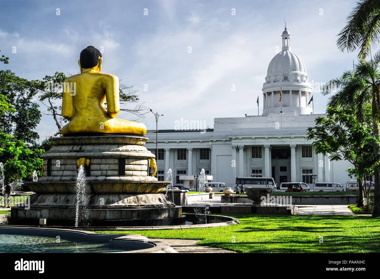 Einen Schuß von der Viharamahadevi Park dieses majestuous Golden Buddha und die Colombo Gemeinderat. Stockfoto