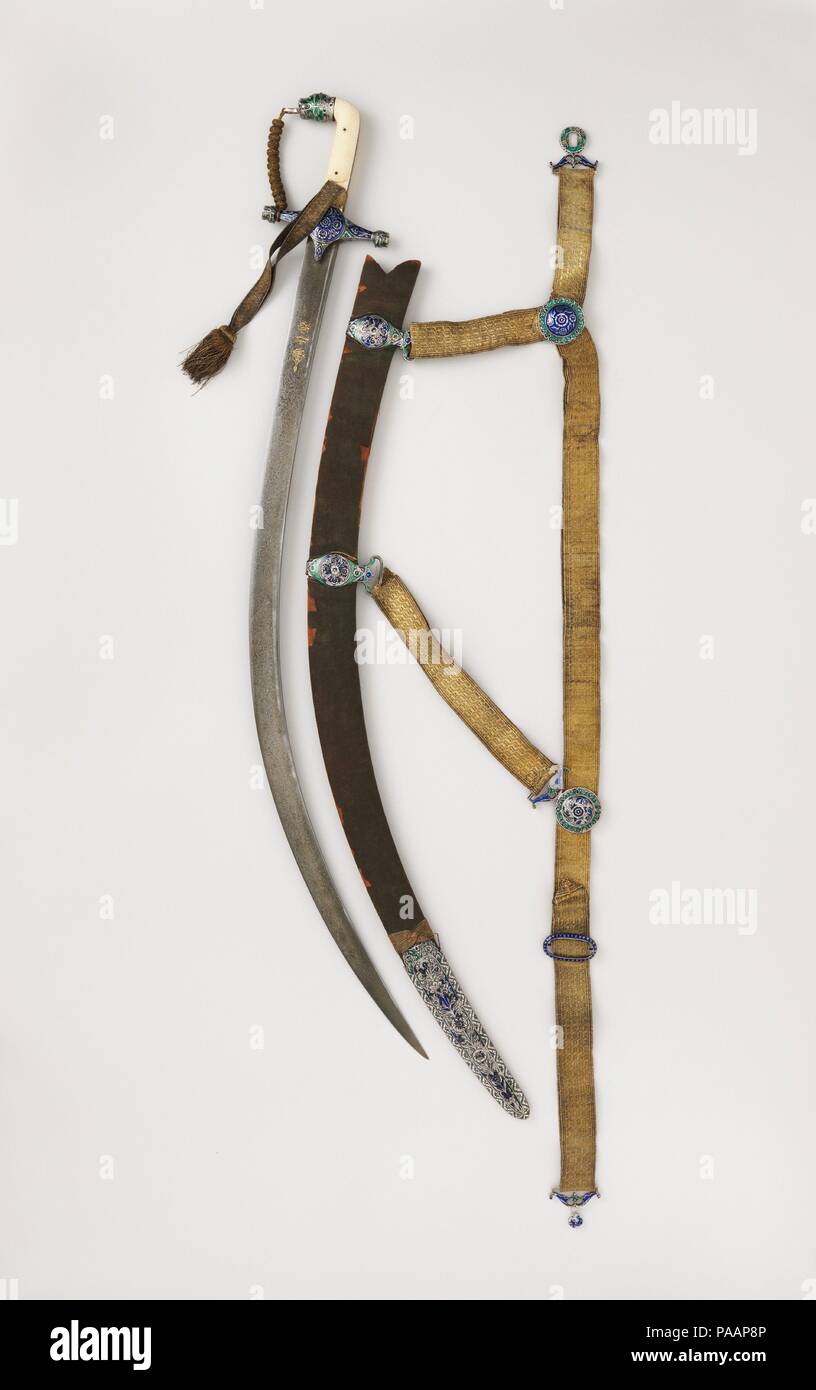 Schwert (shamshir) mit Scheide und Gürtel. Kultur: Griff, Scheide, und Gürtel, Indische; Klinge, Nordindien. Abmessungen: L 36 cm. (92,2 cm); L. der Klinge 30 cm. (78,1 cm); Wt. 2 lb. 4 oz. (1011 g); Gew. der Scheide 1 lb. 6 oz. (630 g). Datum: Griff, Scheide, und Gürtel, aus dem frühen 19. Jahrhundert; Klinge, A.H. 1162/A.D. 1748-49. Der Griff der Säbel ist aus emailliertem Silber in einem Stil, der im Zusammenhang mit der nordindischen Stadt Lucknow montiert, in der Mughal Provinz Oudh. Die Klinge der Tiegel ("verwässert") Stahl ist außerordentlich selten, wie es der Name der Maker beinhaltet, Baqir Mashhadi, ein iranischer s Stockfoto