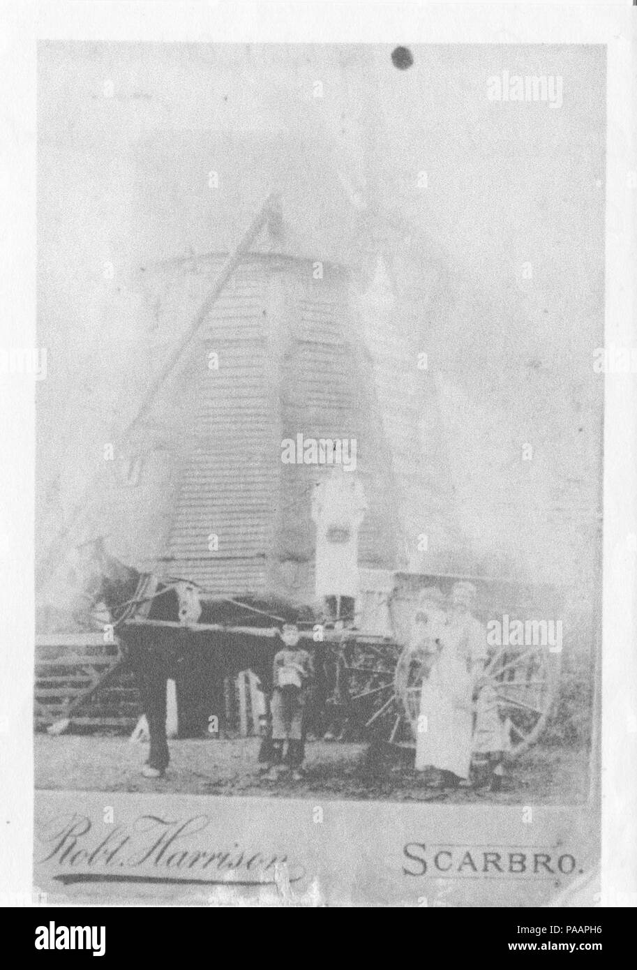 Scan einer Fotokopie, Lage des ursprünglichen derzeit nicht bekannt (2015). Opa's Mill, Alte Leake", Alfred HUMBERSTONE (1864-1948) durch das Rad des Wagens, Gladys HUMBERSTONE (1893-1983) in seinen Armen, Rufus HUMBERSTONE (1895-1969) hält seine Hand und Alfred "Fawn" HUMBERSTONE (1885-1955) ist durch das Pferd. Ein Mann namens Jack Simpson steht in den Warenkorb. Diese Mühle wurde vermutlich auf Seadyke Road, in der Nähe von Hadern (1953 abgerissen). 231 Seadyke Mühle (Seadyke Straße, RANGELN oder Alte Leake, Lincolnshire, England). Stockfoto
