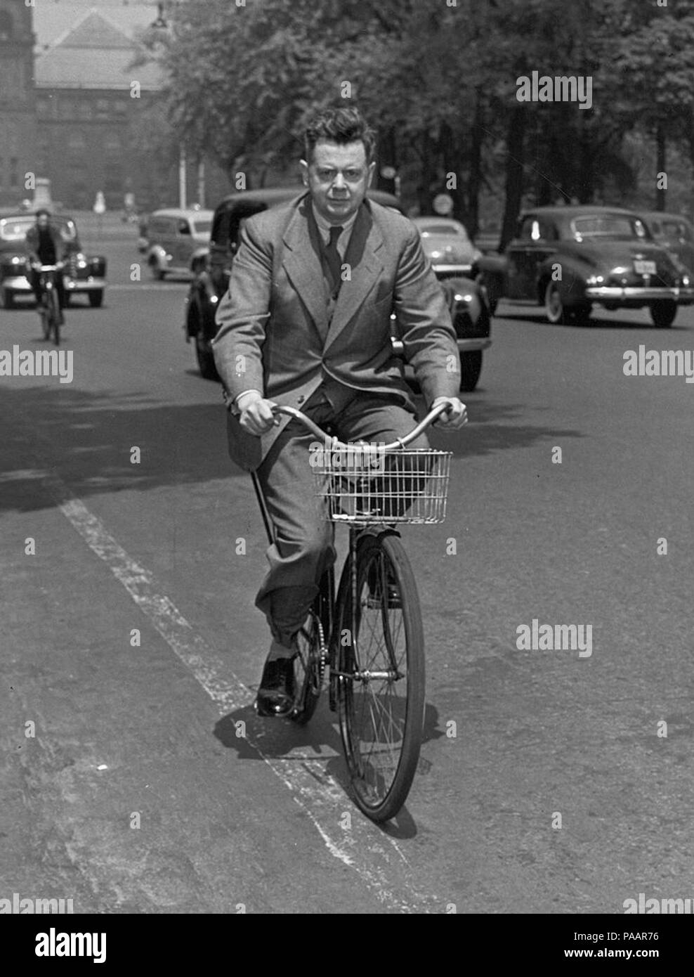 234 Sir Ernest MacMillan Reiten Fahrrad auf die University Avenue Stockfoto