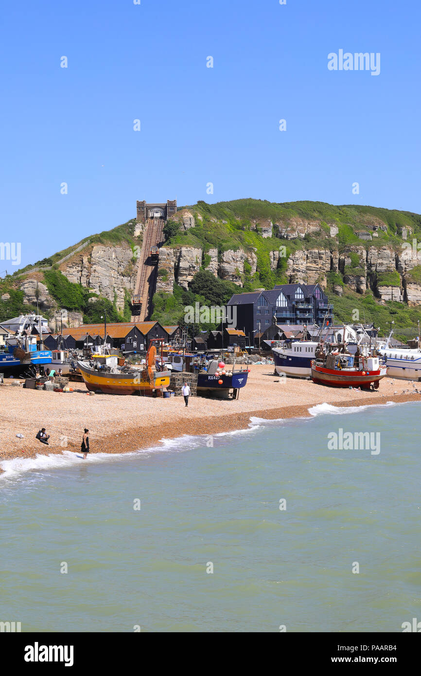 Der Strand und die Fischerboote bei Hastings, der historischen, Küstenstadt an der Südküste, in East Sussex, Großbritannien Stockfoto