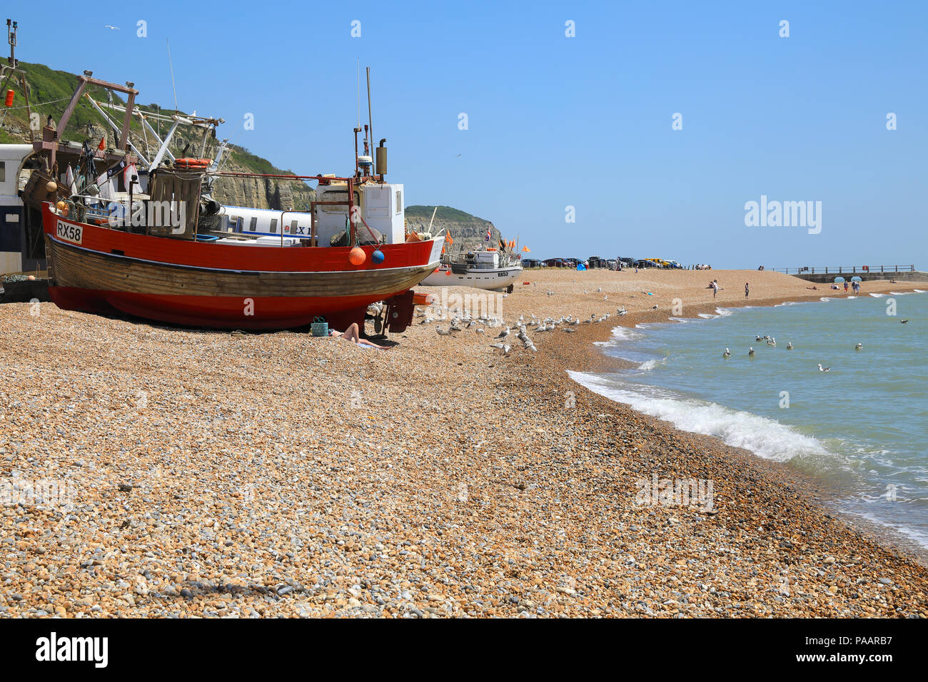 Der Strand und die Fischerboote bei Hastings, der historischen, Küstenstadt an der Südküste, in East Sussex, Großbritannien Stockfoto