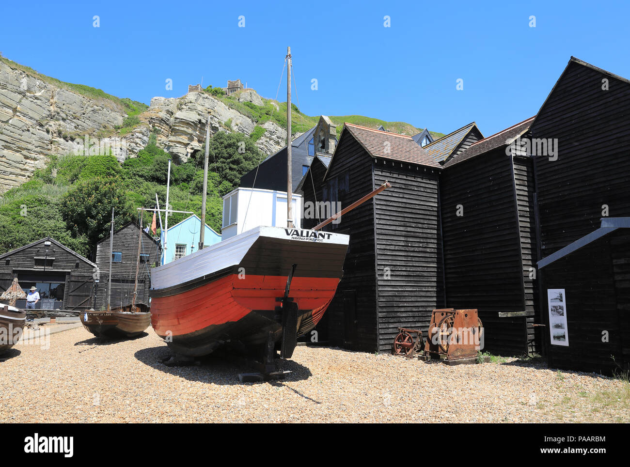 Die Geschäfte, die historischen Hoch, schwarz, Holz- Schuppen, noch von Fischern genutzt ihre Ausrüstung zu speichern, in Hastings, East Sussex, Großbritannien Stockfoto