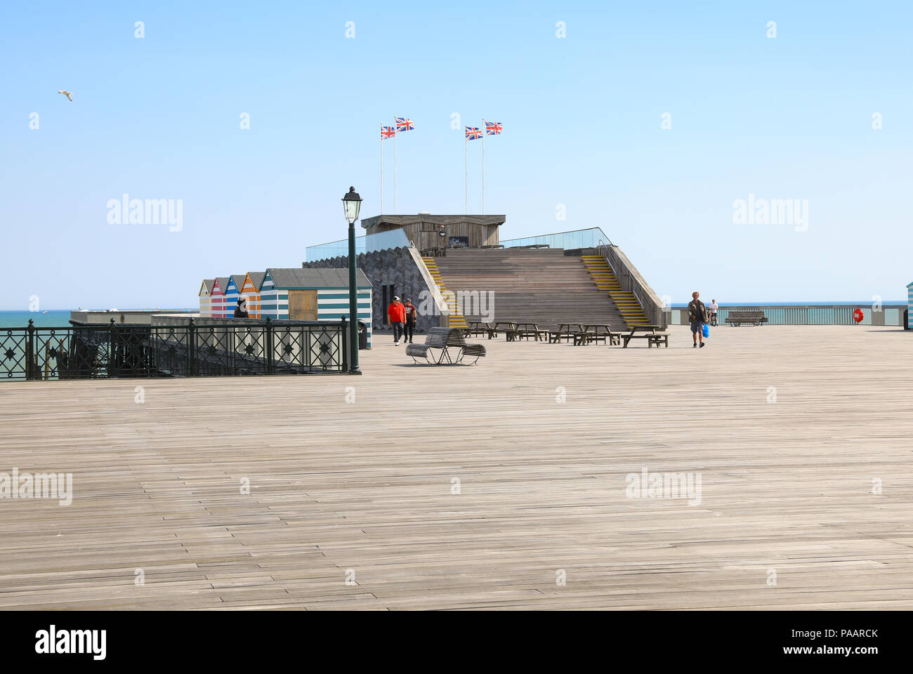 Moderne Hastings Pier, wieder aufgebaut, nachdem durch einen Brand verwüstet, und eine architektonische Preisträger an der Südküste in East Sussex, Großbritannien Stockfoto