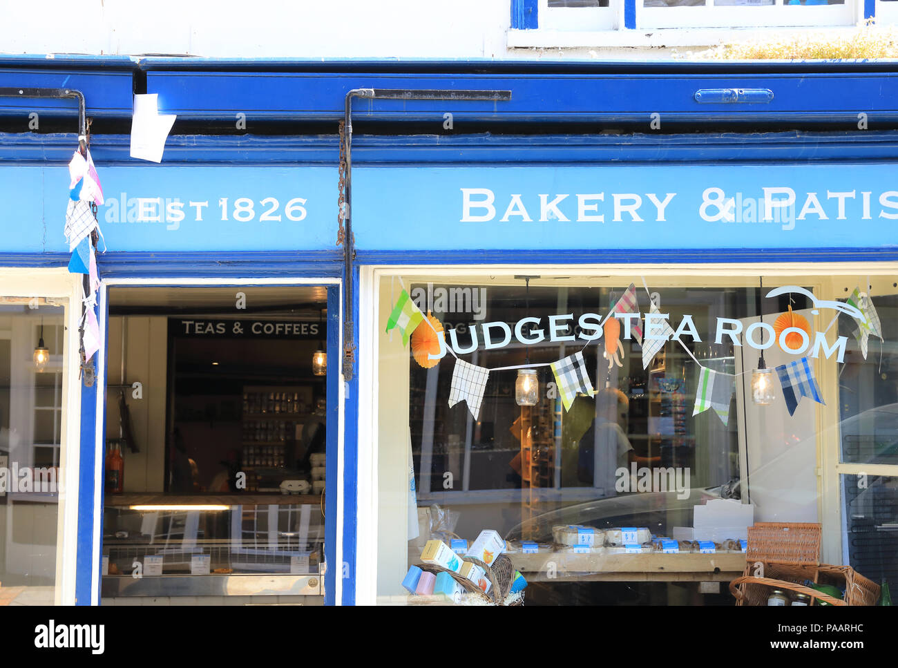 Schrulligen Läden auf der Bourne in der Altstadt, in Hastings, an der Südküste, in East Sussex, Großbritannien Stockfoto