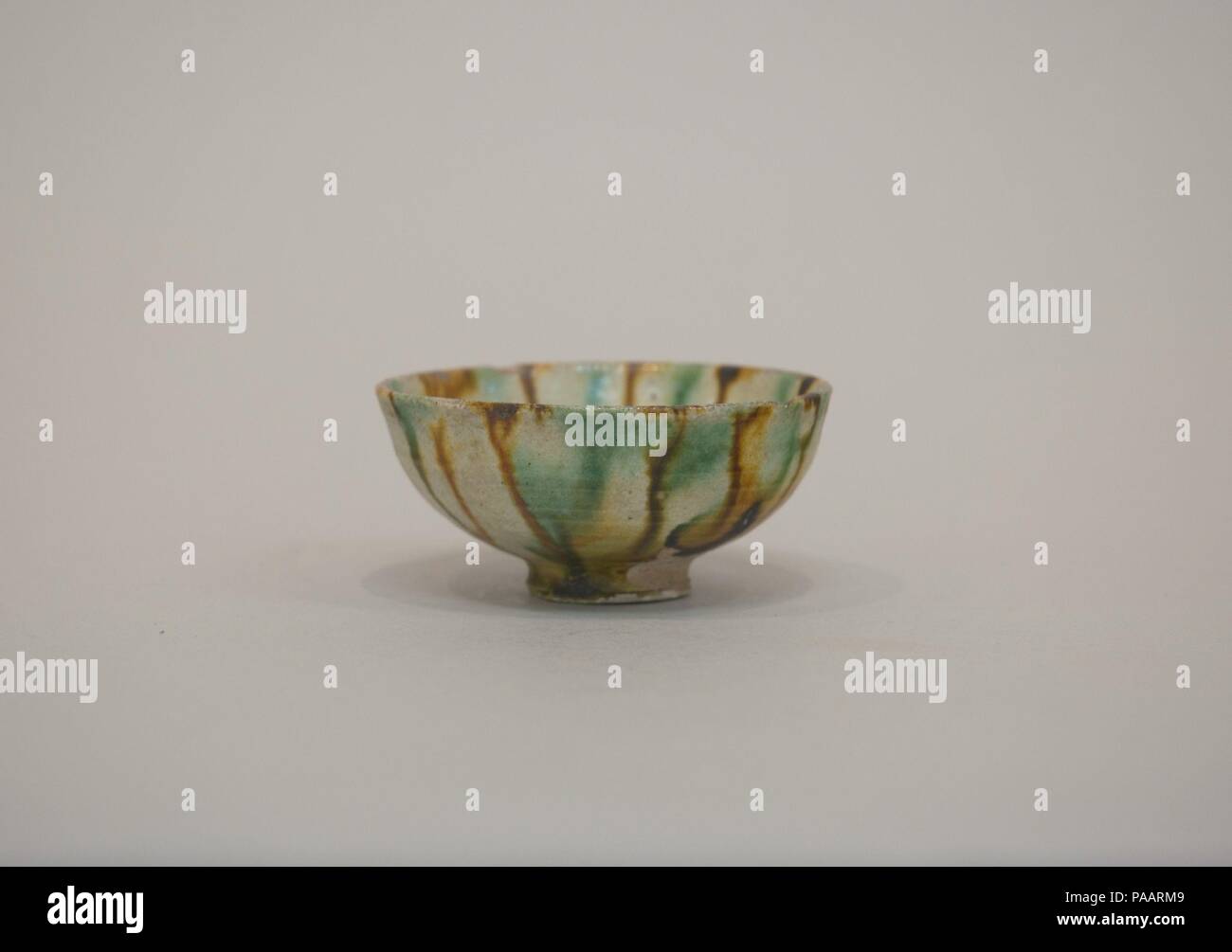 Cup. Kultur: China. Abmessungen: H.1 3/8 in. (3,5 cm); Durchm. Von Rim 3 in. (7,6 cm); Durchm. der Fuß 1 1/16-in. (2,7 cm). Museum: Metropolitan Museum of Art, New York, USA. Stockfoto