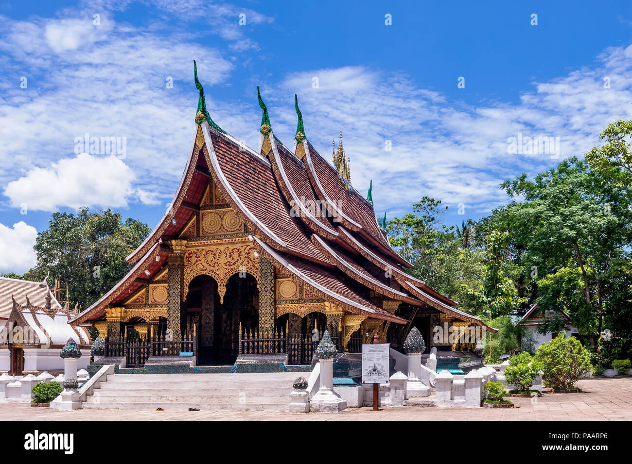Schöne Aussicht auf den Wat Xieng Thong buddhistischen Tempel, Luang Prabang, Laos, Asien Stockfoto