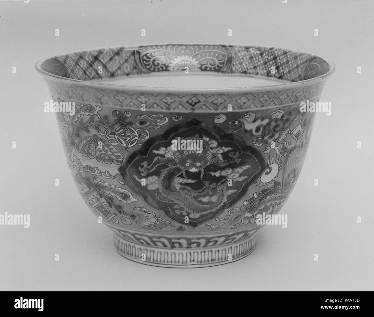 Schüssel. Kultur: Japan. Abmessungen: H. 6 1/8 in. (15,6 cm); Durchm. 9 5/8 in. (24,4 cm). Datum: 18. bis 19. Jahrhundert. Museum: Metropolitan Museum of Art, New York, USA. Stockfoto