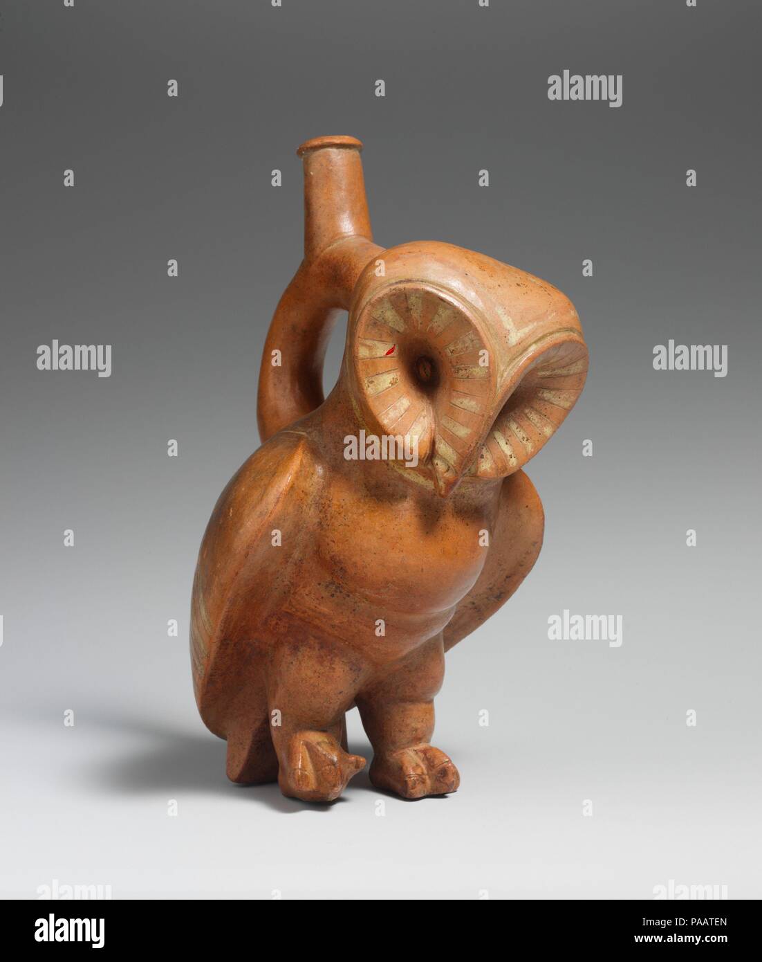 Eule Steigbügel Auswurfkrümmer Flasche. Kultur: Moche. Abmessungen: H. 9 1/2 x 4 5/8 in.-W. (24,1 x 11,7 cm). Datum: 2.-3.Jahrhundert. Moche Keramiker gerendert naturalistische Details von Menschen, Tieren und Pflanzen mit großen anatomische Präzision. Genaue Arten und auch historischen Personen können in skulpturalen Bilder mit einem hohen Grad an Realismus dargestellt anerkannt werden. In Moche Religion und Ikonographie, Greifvögel gehören Falken, Adler, Kondore, Geier und Eulen. Naturalistische oder Anthropomorphized Greifvögel führen eine Vielzahl von rituellen Aktivitäten zu ihrem natürlichen Verhalten wie Schlachten, Jagd Stockfoto