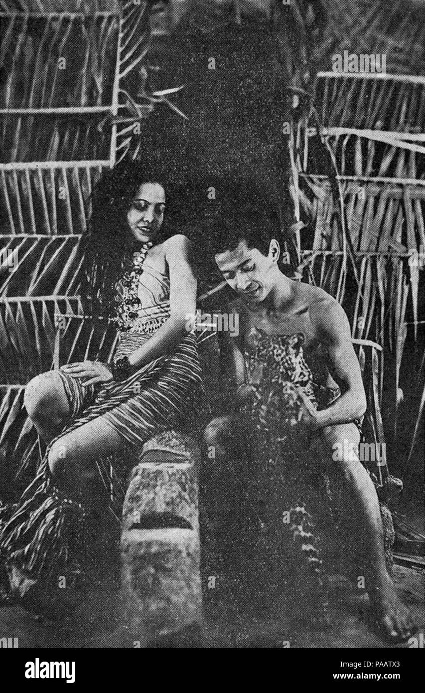 62 Dewi Mada und Fähre Kok in Westpapua Rentjong, stern Magazin 2.20 (August 1940), p 45 Stockfoto